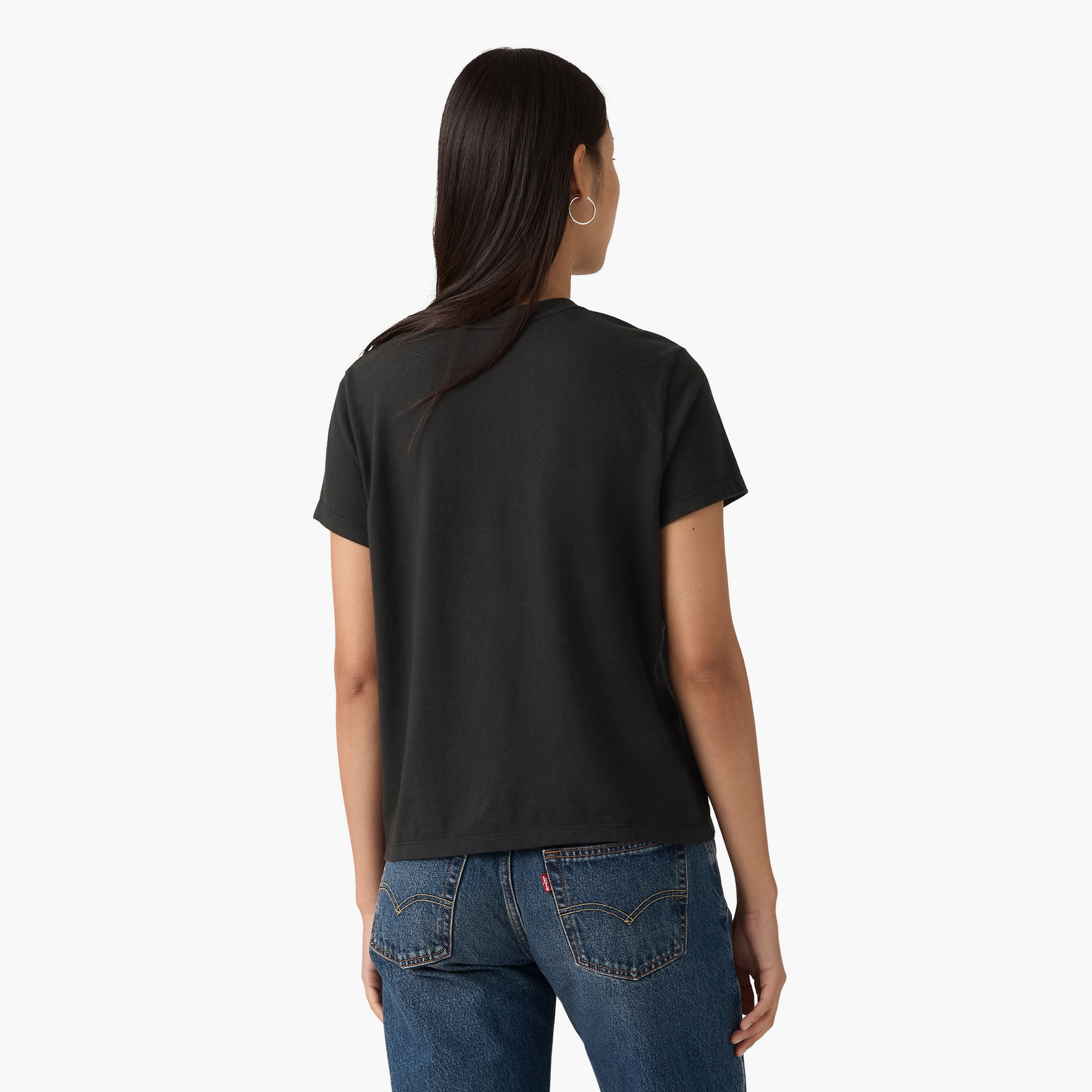 تيشيرت حريمي بأكمام قصيرة وياقة دائرية، بطبعة زهور جرافيك من ليفايس.-women-clothing-tshirts-image-4