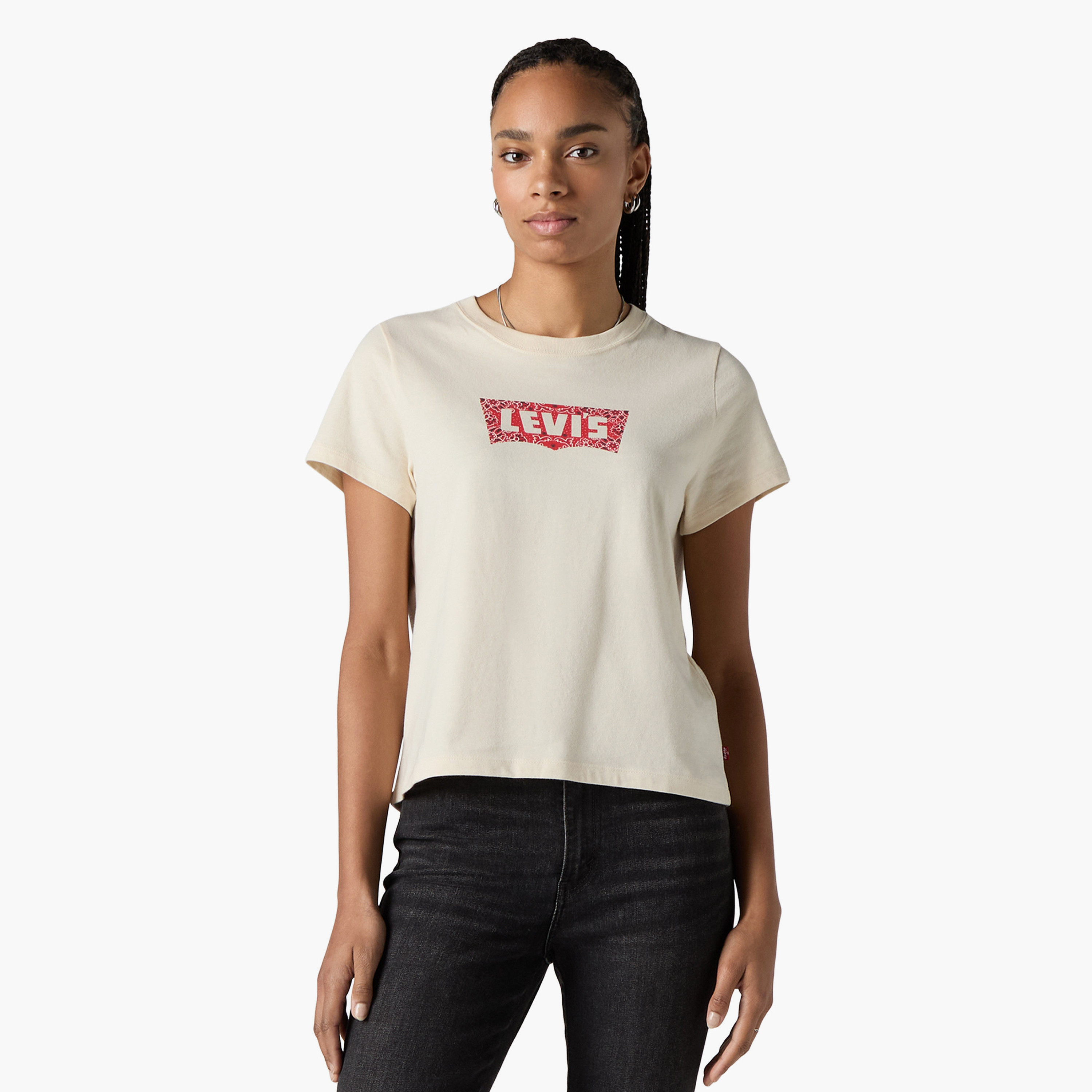 تي شيرت نسائي بطبعة جرافيك وياقة دائرية وأكمام قصيرة من ليفايس-women-clothing-tshirts-image-1