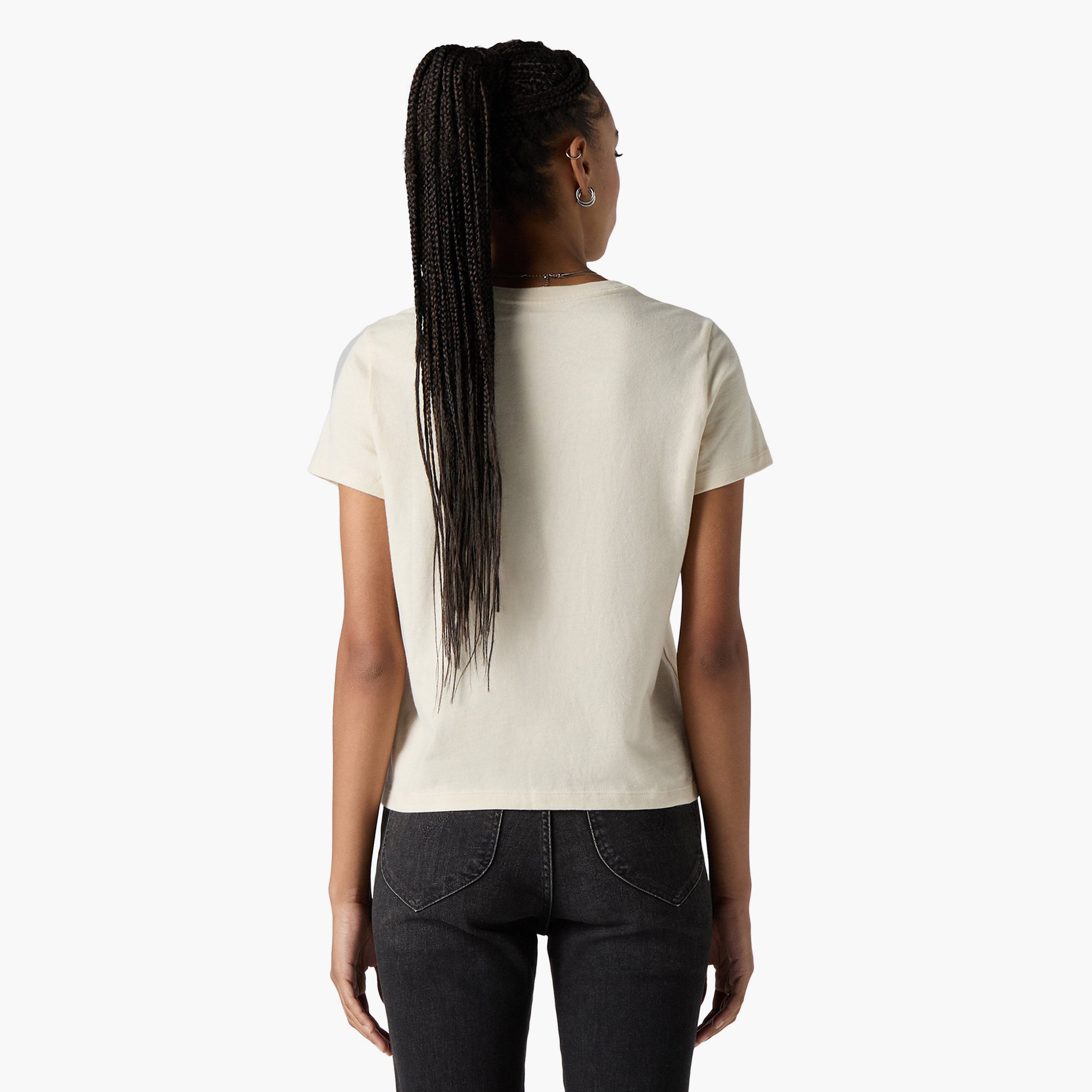 تي شيرت نسائي بطبعة جرافيك وياقة دائرية وأكمام قصيرة من ليفايس-women-clothing-tshirts-image-3