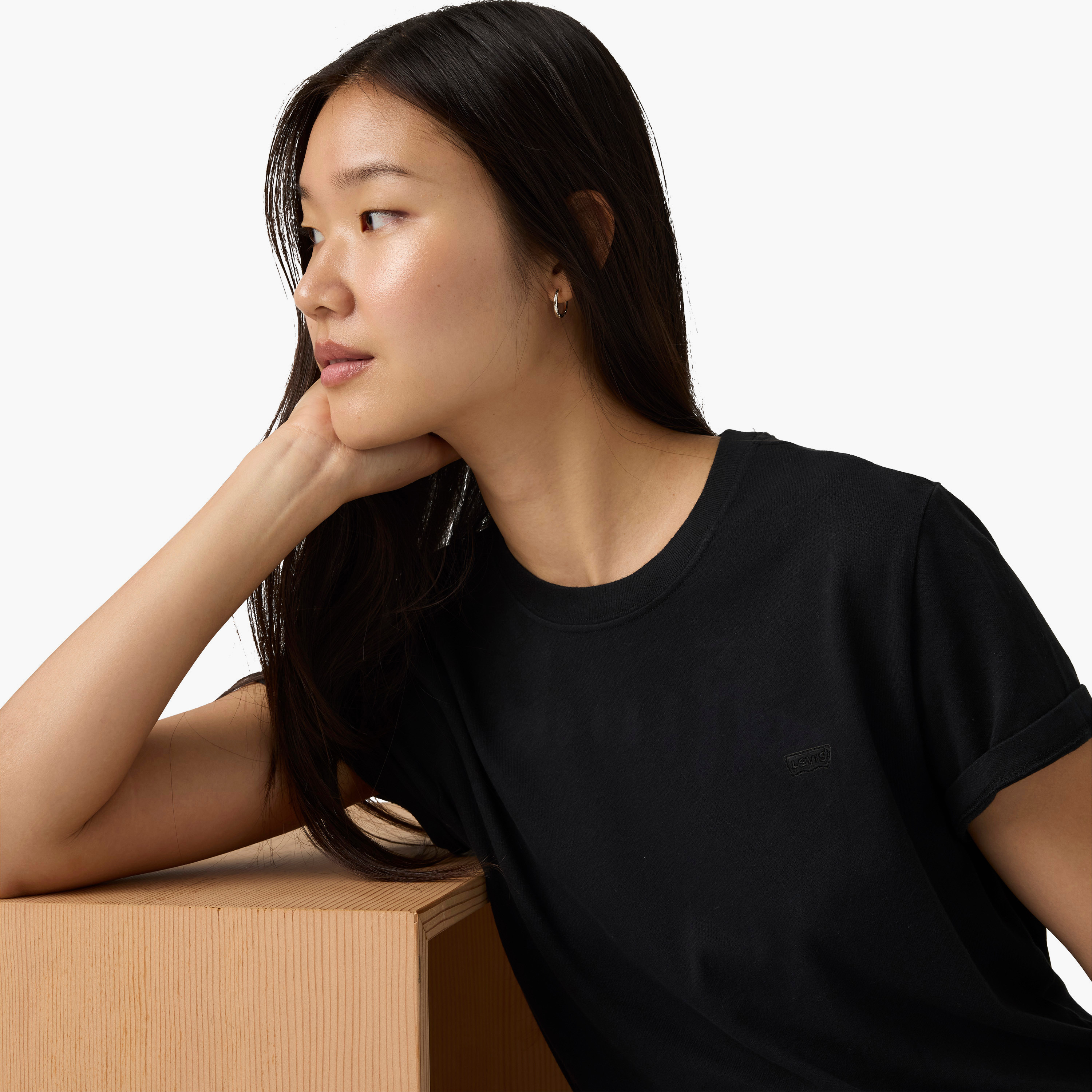 تي شيرت نسائي سادة بأكمام قصيرة ورقبة دائرية من ليفايس-women-clothing-tshirts-image-3