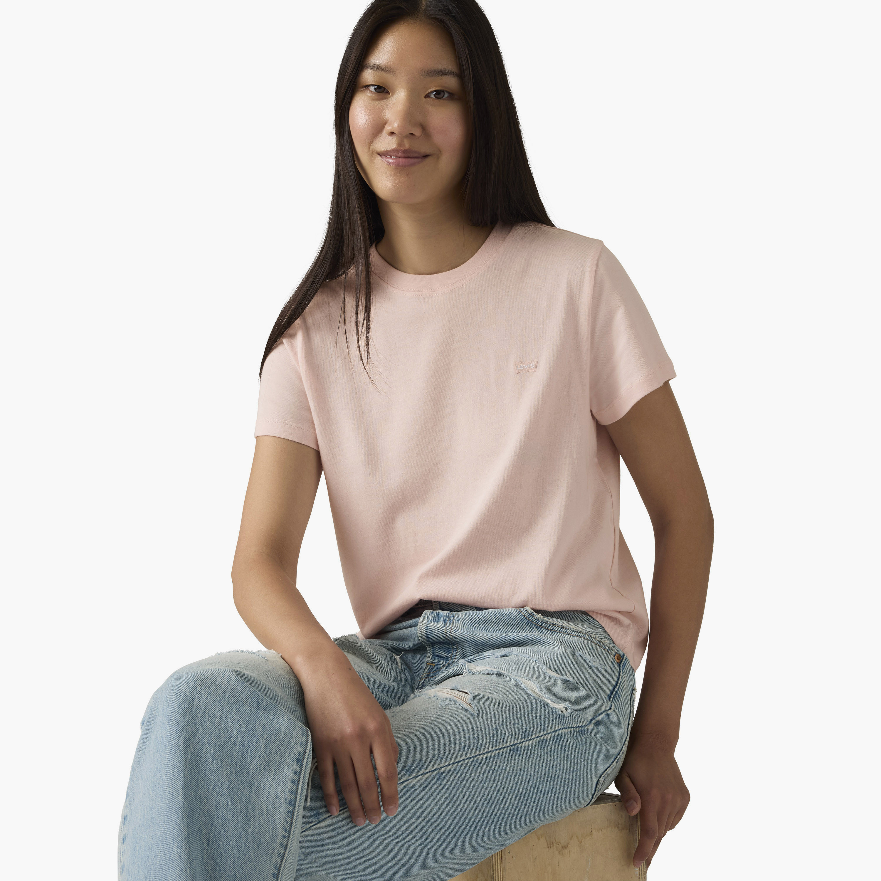 تي شيرت نسائي سادة بأكمام قصيرة ورقبة دائرية من ليفايس-women-clothing-tshirts-image-2
