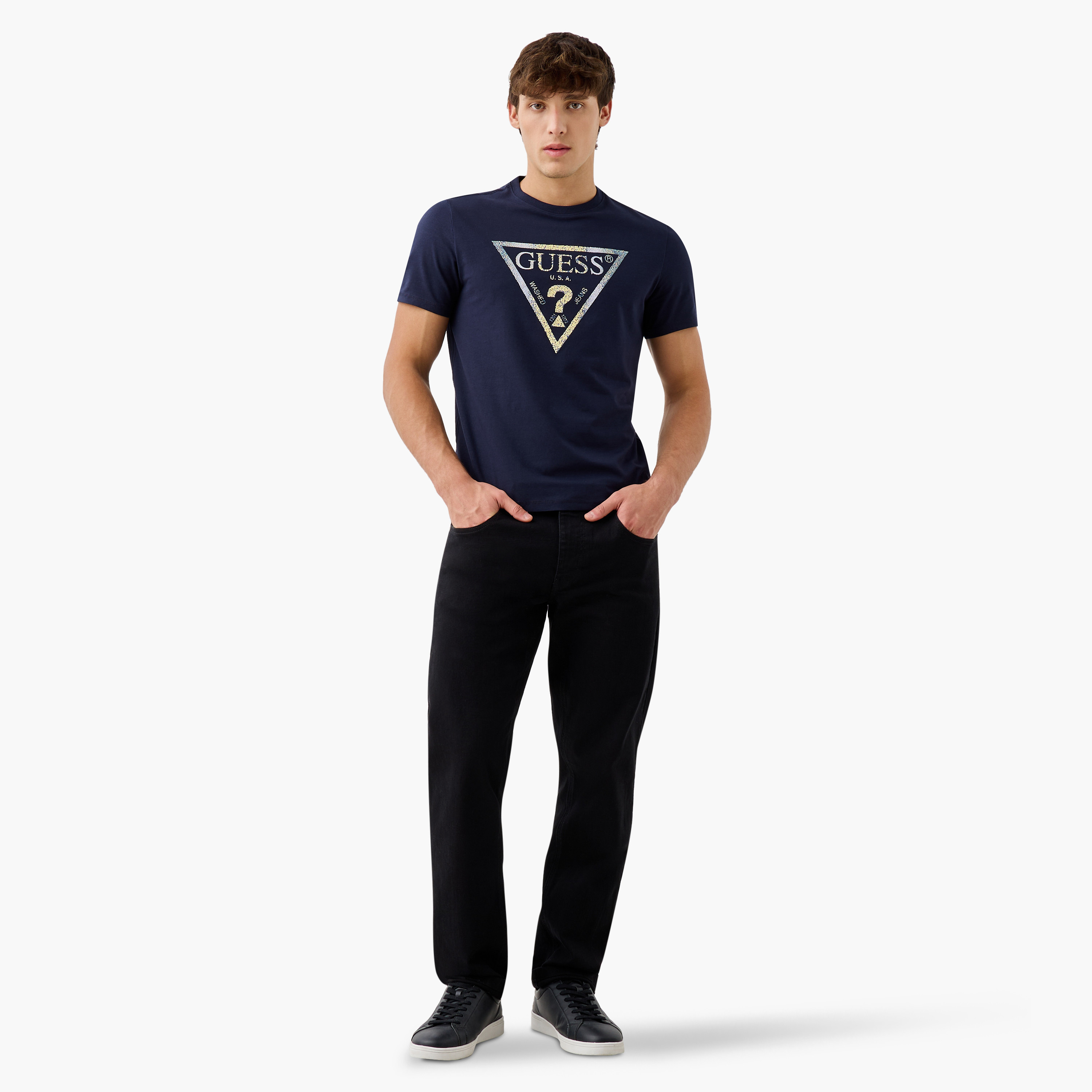 تيشيرت بياقة ضيقة وأكمام قصيرة وطبعات شعار من جيس-men-clothing-tshirtsandpolos-tshirts-image-2