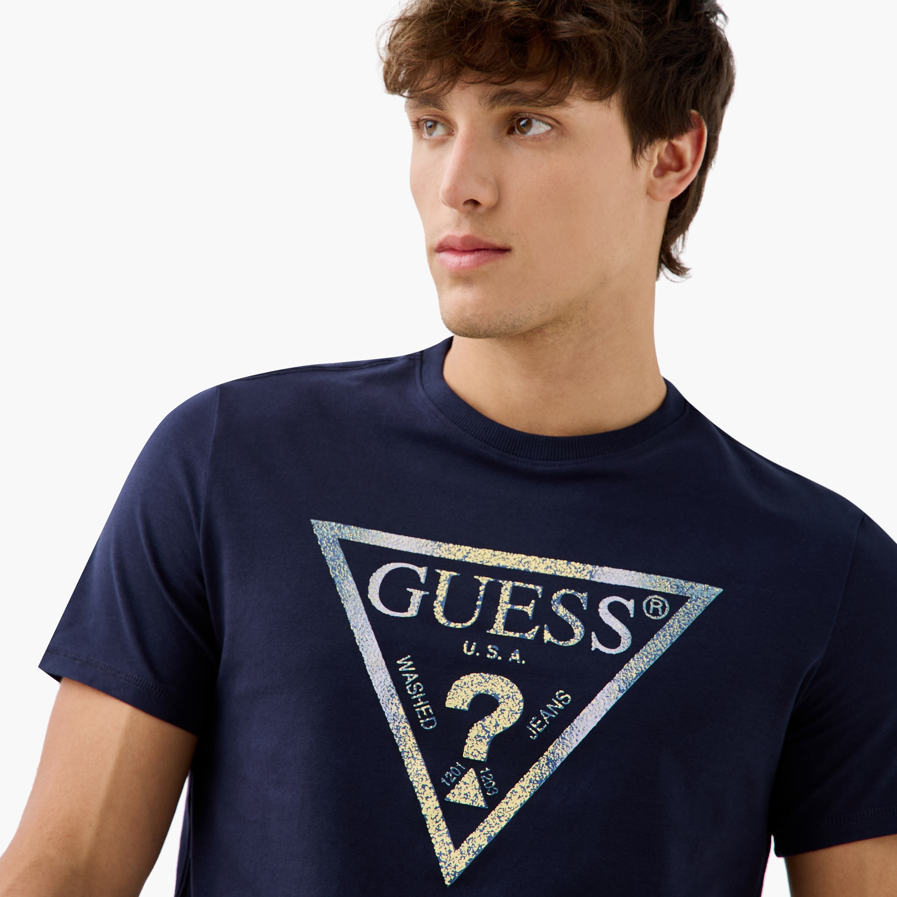 تيشيرت بياقة ضيقة وأكمام قصيرة وطبعات شعار من جيس-men-clothing-tshirtsandpolos-tshirts-image-4