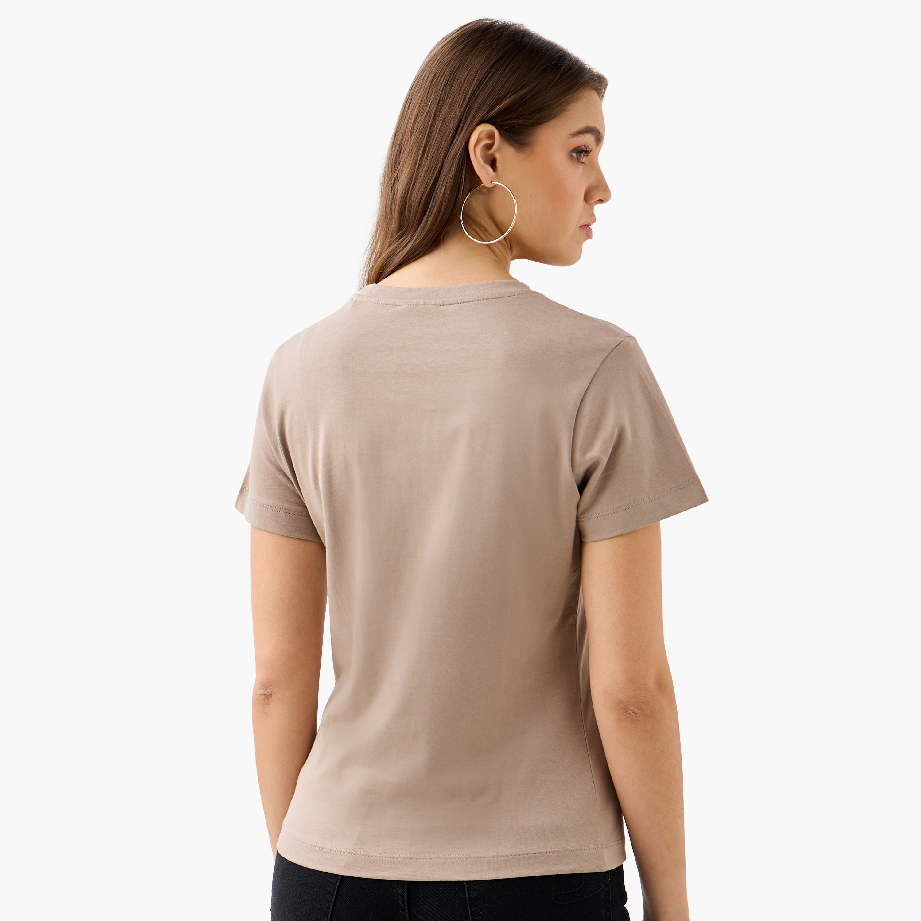 تيشيرت بياقة ضيقة وأكمام قصيرة وطبعات شعار من جيس-women-clothing-tshirts-image-3