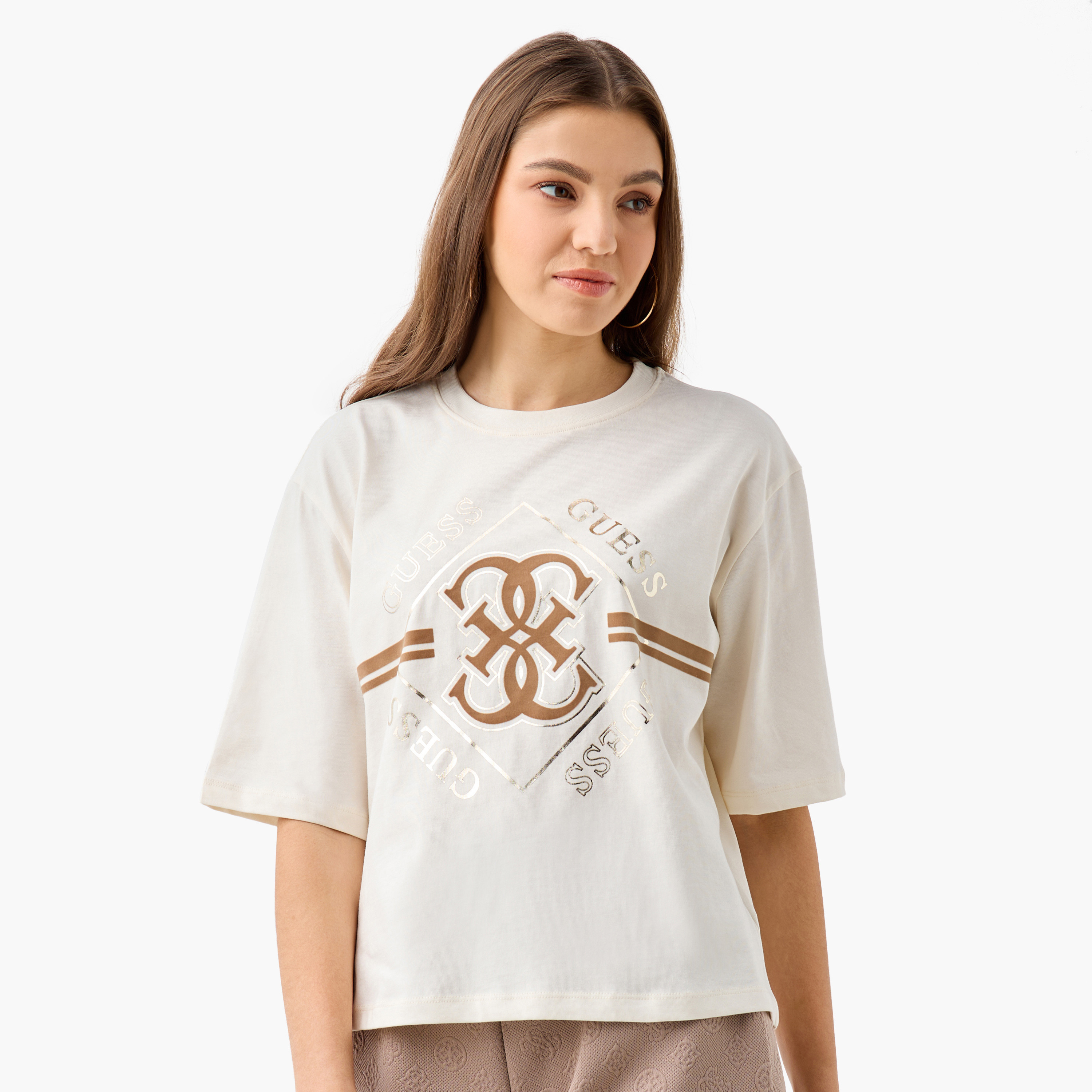 تيشيرت بوكسي بأكمام قصيرة وياقة ضيقة وطبعات شعار من جيس-women-clothing-tshirts-image-1