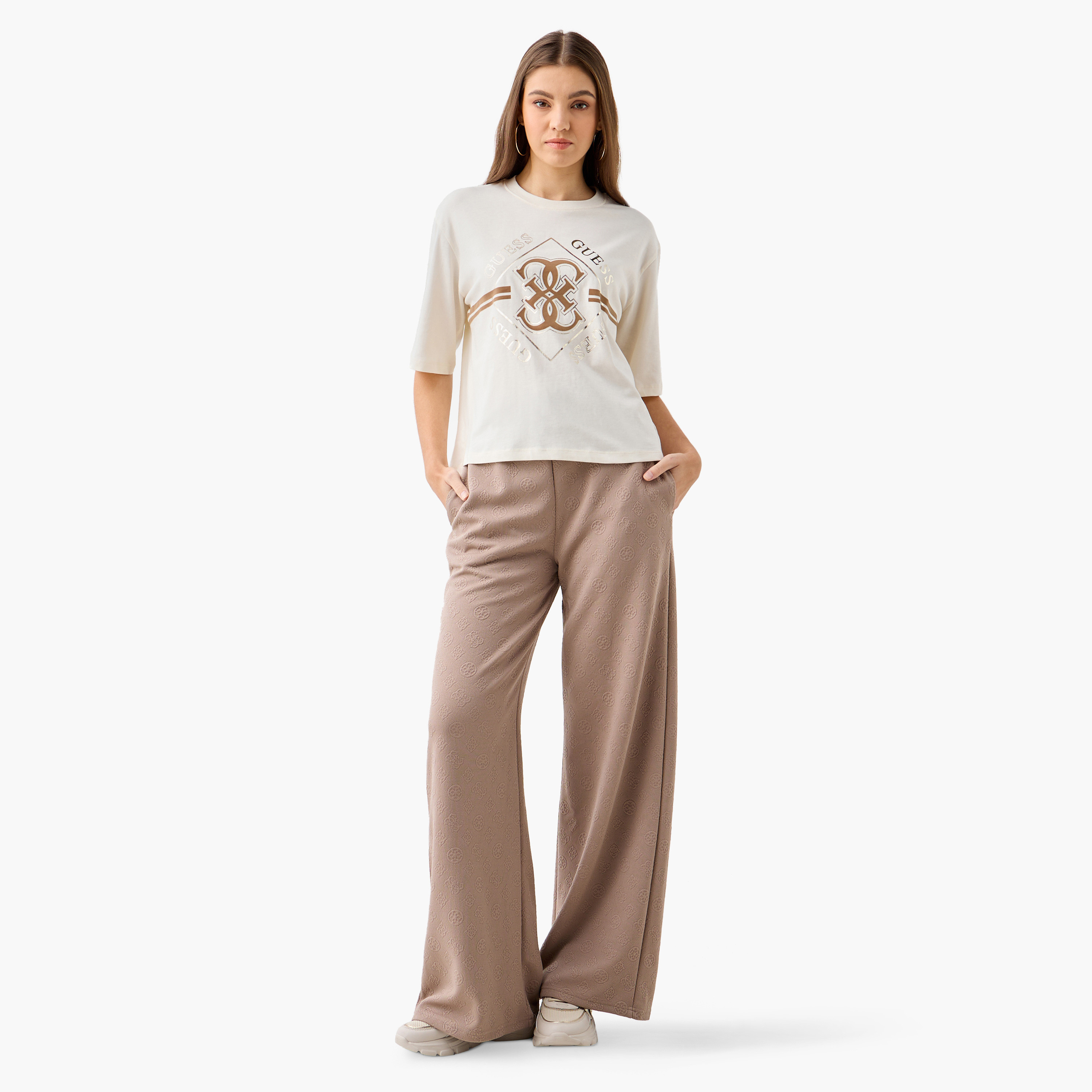 تيشيرت بوكسي بأكمام قصيرة وياقة ضيقة وطبعات شعار من جيس-women-clothing-tshirts-image-2