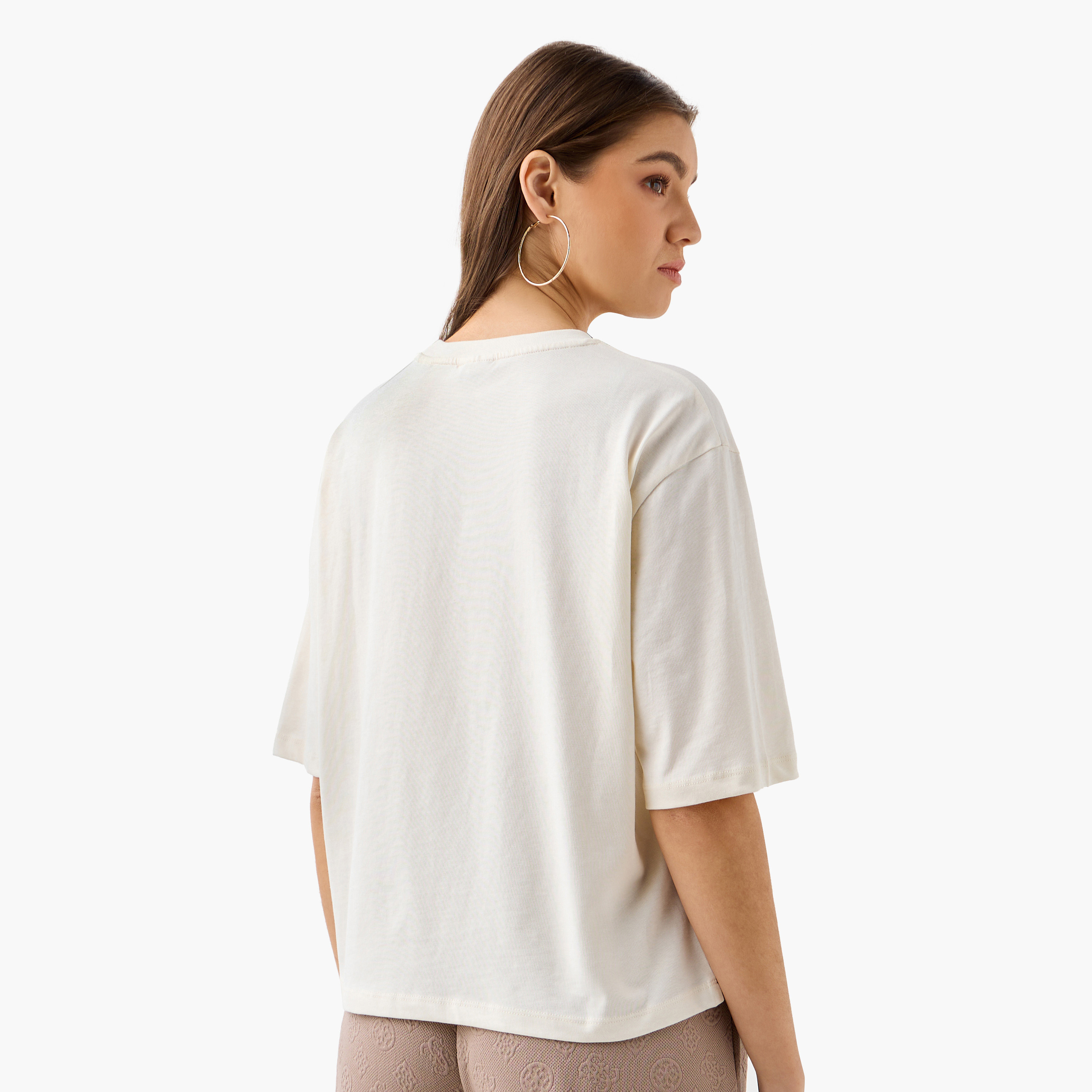 تيشيرت بوكسي بأكمام قصيرة وياقة ضيقة وطبعات شعار من جيس-women-clothing-tshirts-image-3