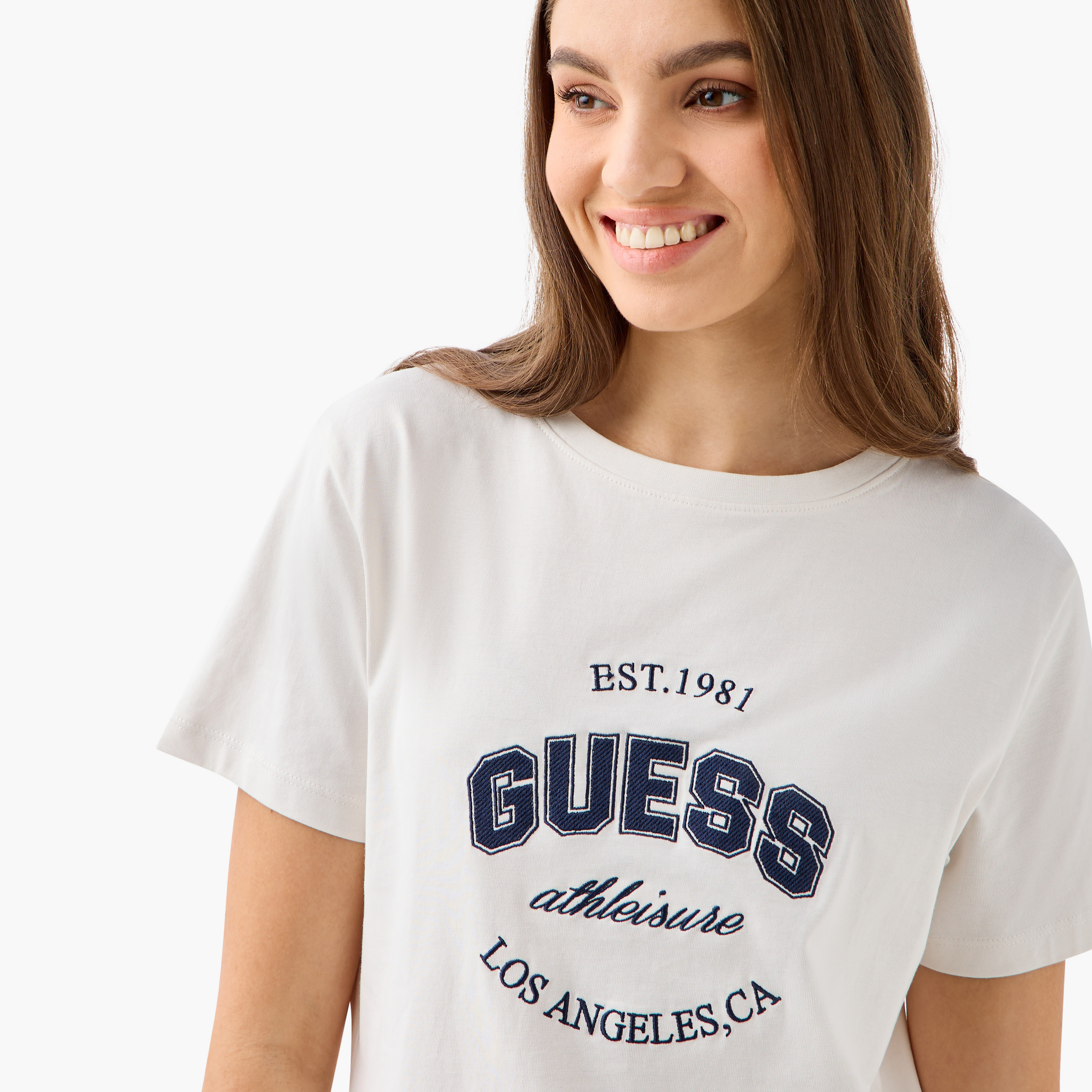 تيشيرت بياقة مستديرة وأكمام قصيرة وطبعات شعار من جيس-women-clothing-tshirts-image-4