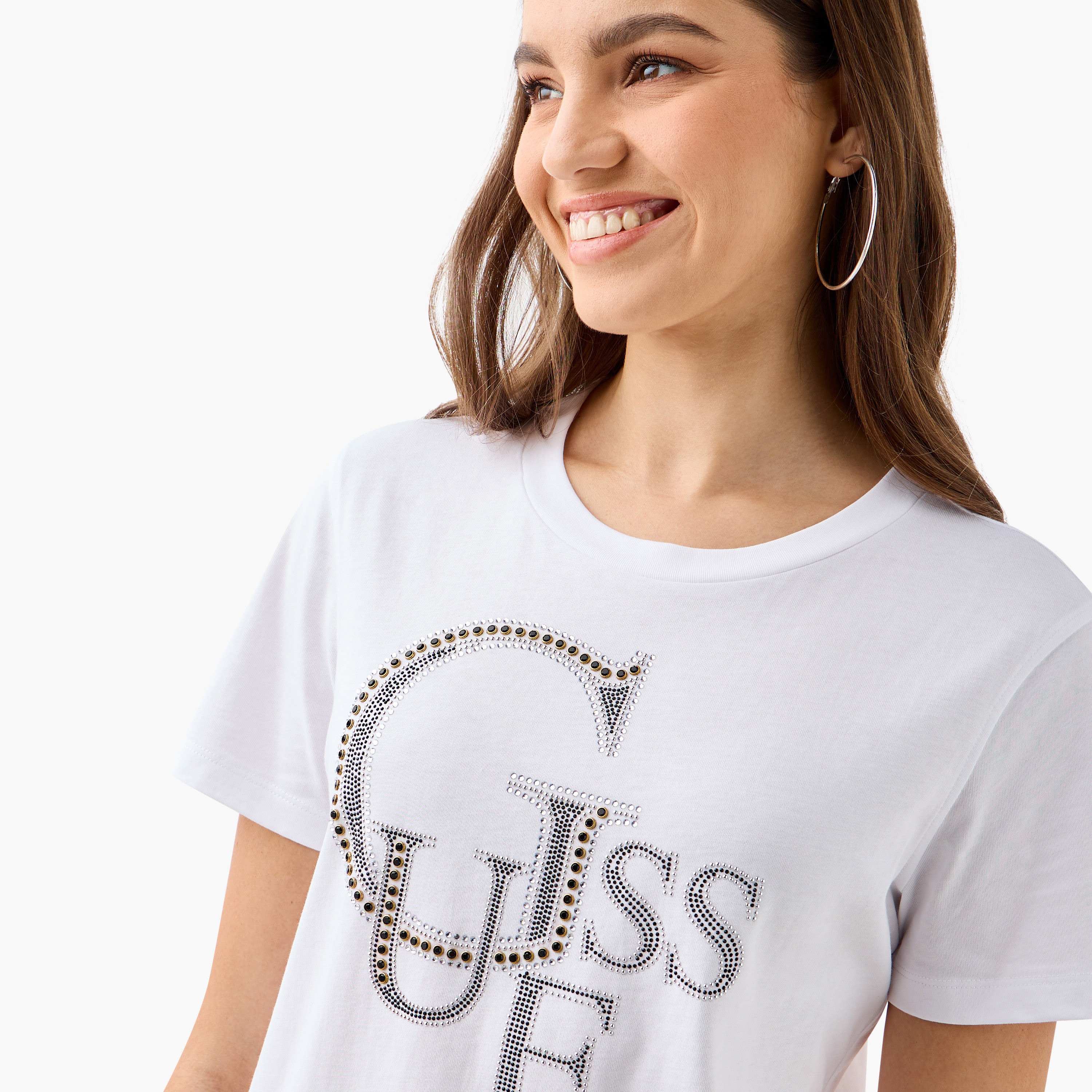 تيشيرت مزين بشعار بياقة مستديرة وأكمام قصيرة من جيس-women-clothing-tshirts-image-4