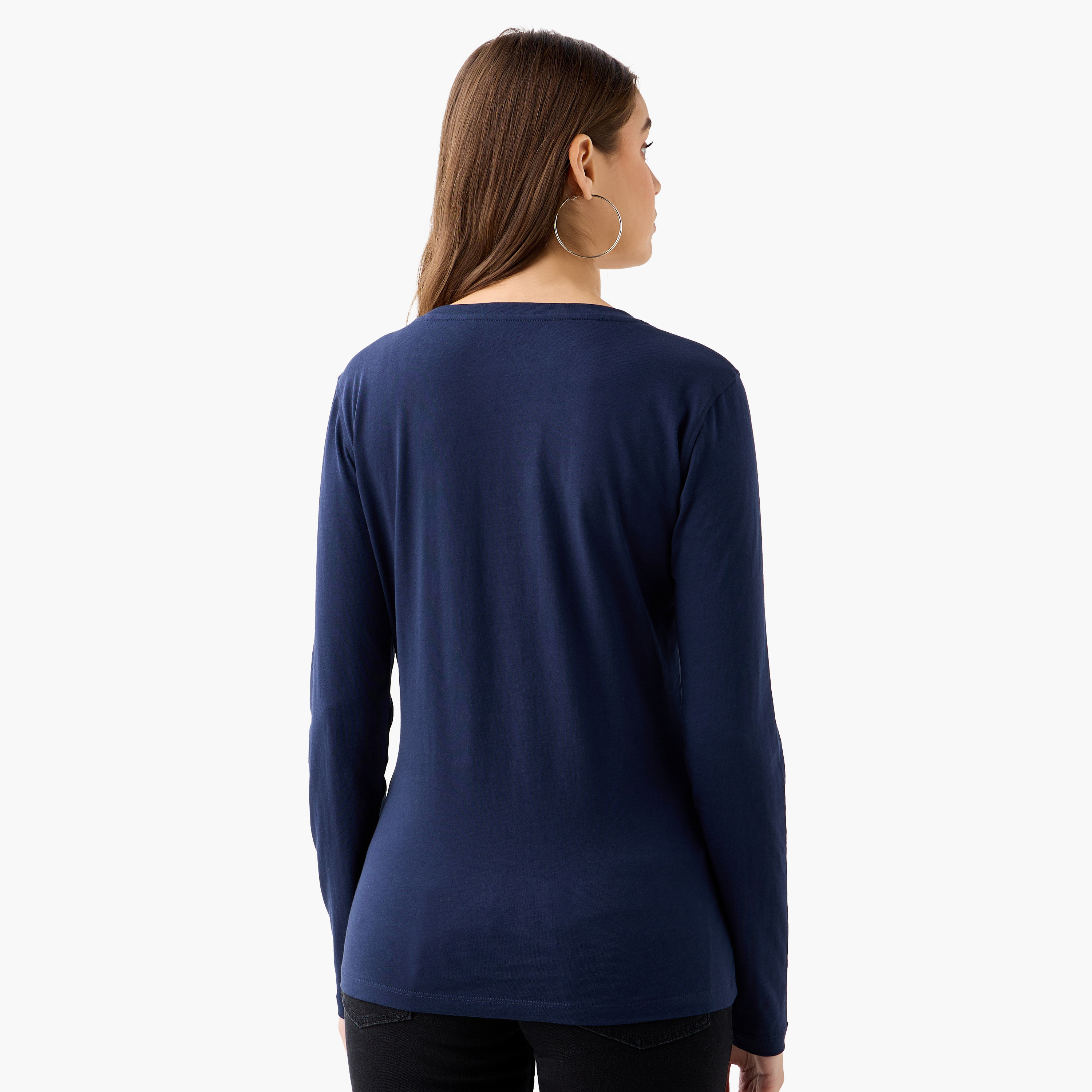 تيشيرت بتزيينات شعار وبياقة مستديرة وأكمام طويلة من جيس-women-clothing-tshirts-image-3