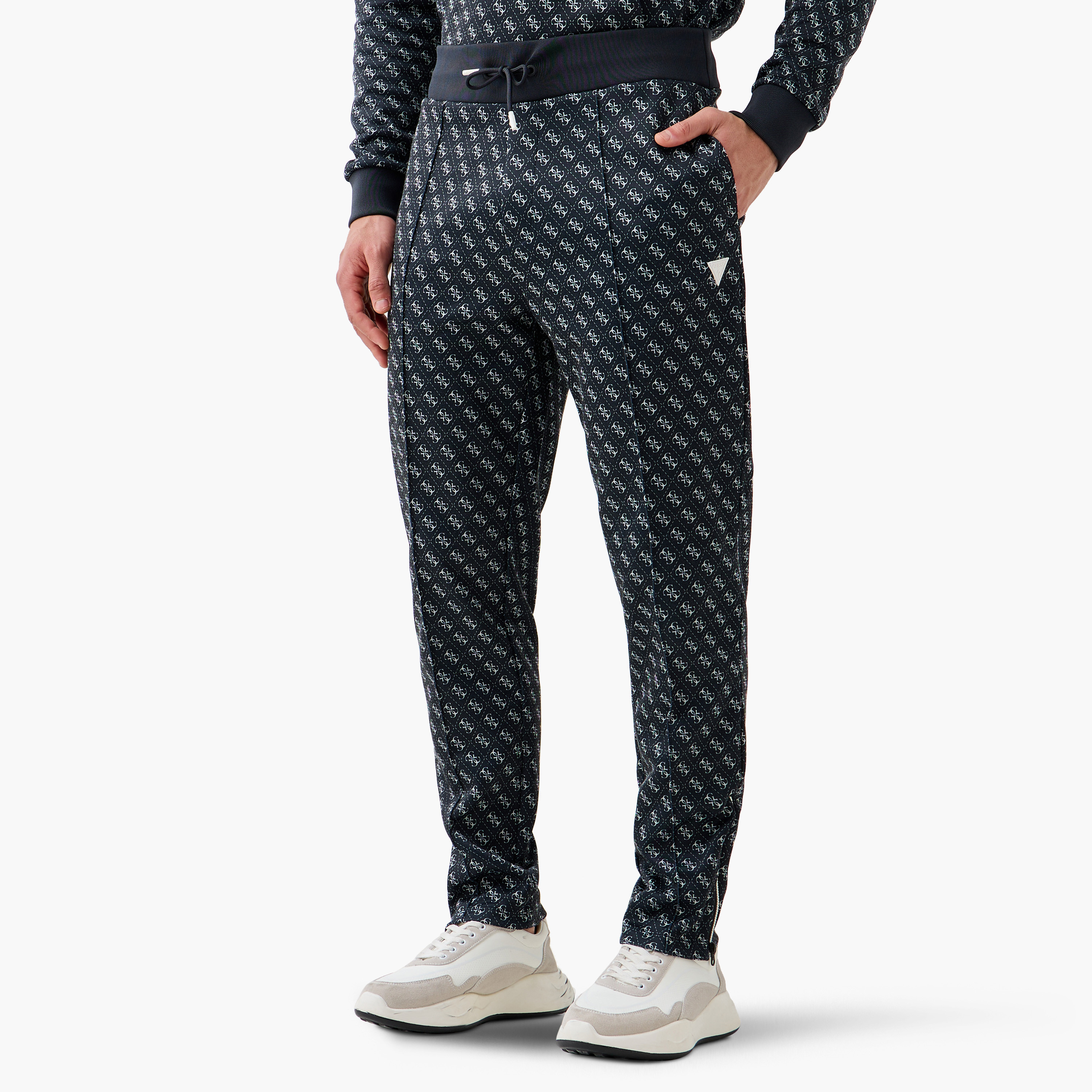بنطلون برباط إغلاق وجيوب وطبعات مونوجرام من جيس-men-clothing-bottoms-joggers-image-1