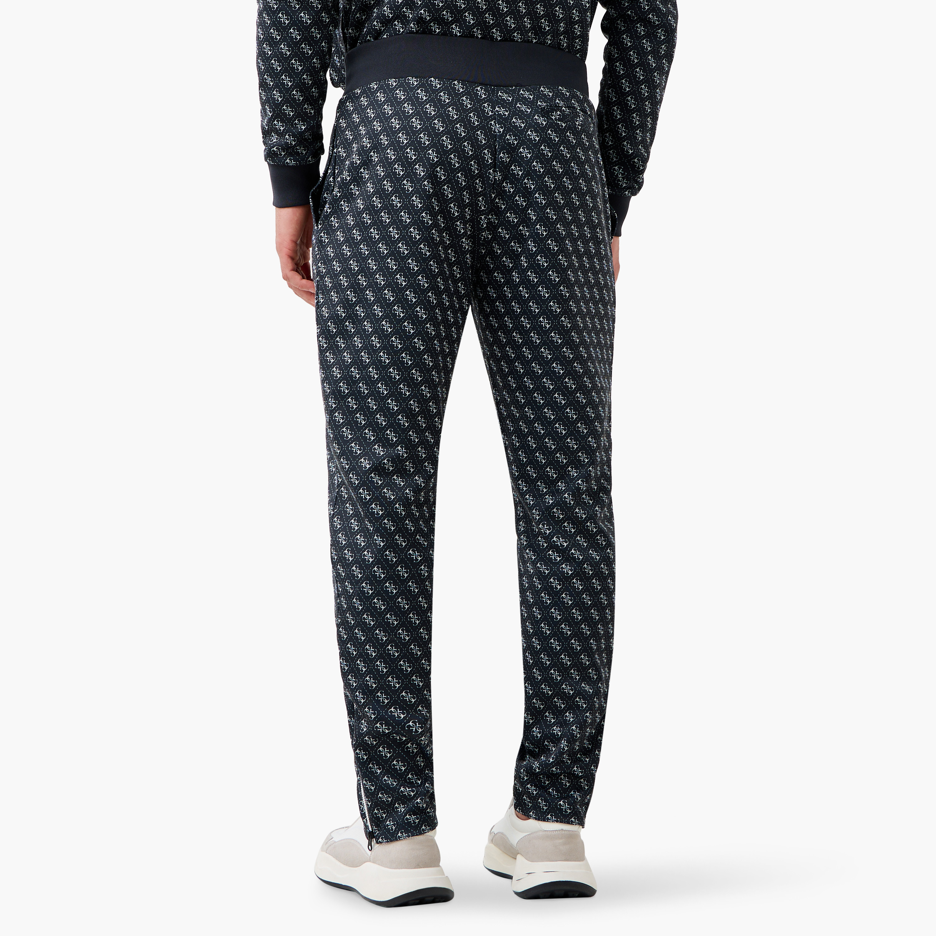 بنطلون برباط إغلاق وجيوب وطبعات مونوجرام من جيس-men-clothing-bottoms-joggers-image-3