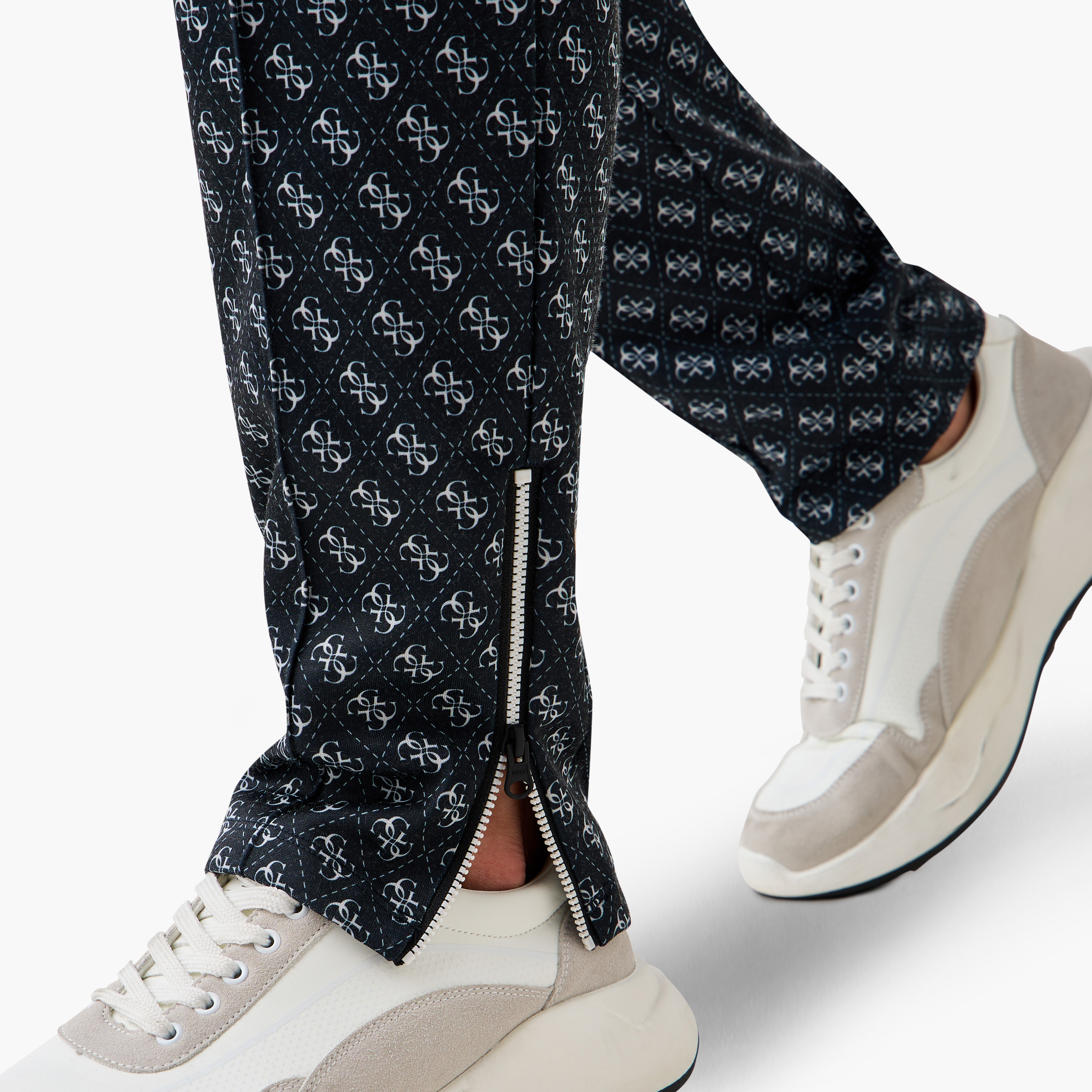 بنطلون برباط إغلاق وجيوب وطبعات مونوجرام من جيس-men-clothing-bottoms-joggers-image-5