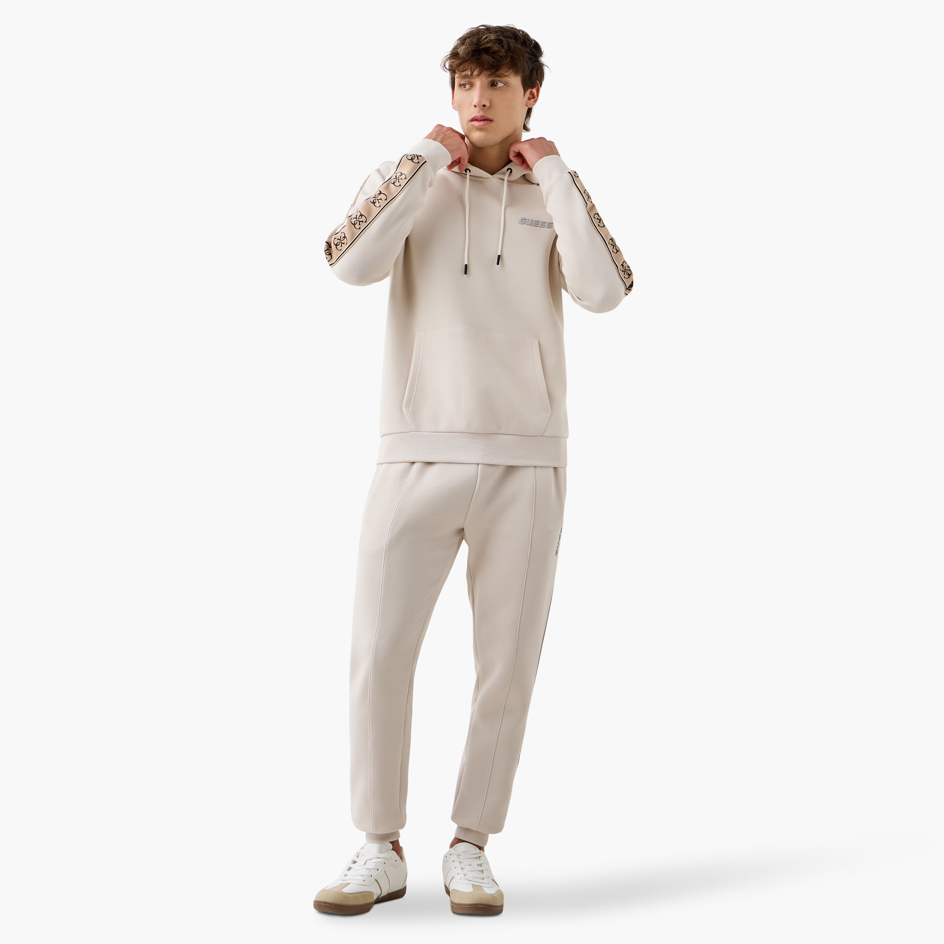 بنطلون رياضي بتفاصيل شريط ورباط إغلاق وجيوب من جيس-men-clothing-bottoms-joggers-image-7