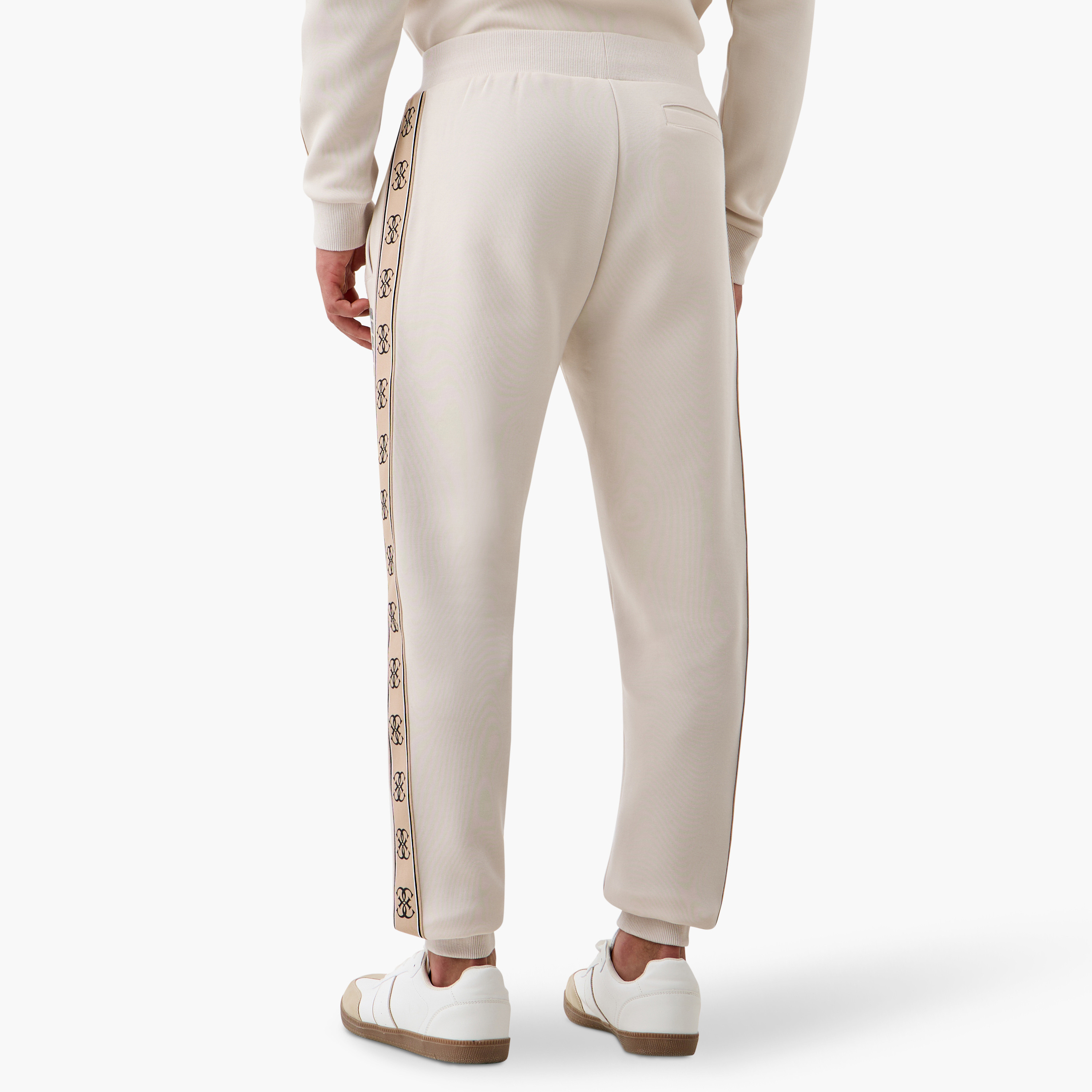 بنطلون رياضي بتفاصيل شريط ورباط إغلاق وجيوب من جيس-men-clothing-bottoms-joggers-image-8