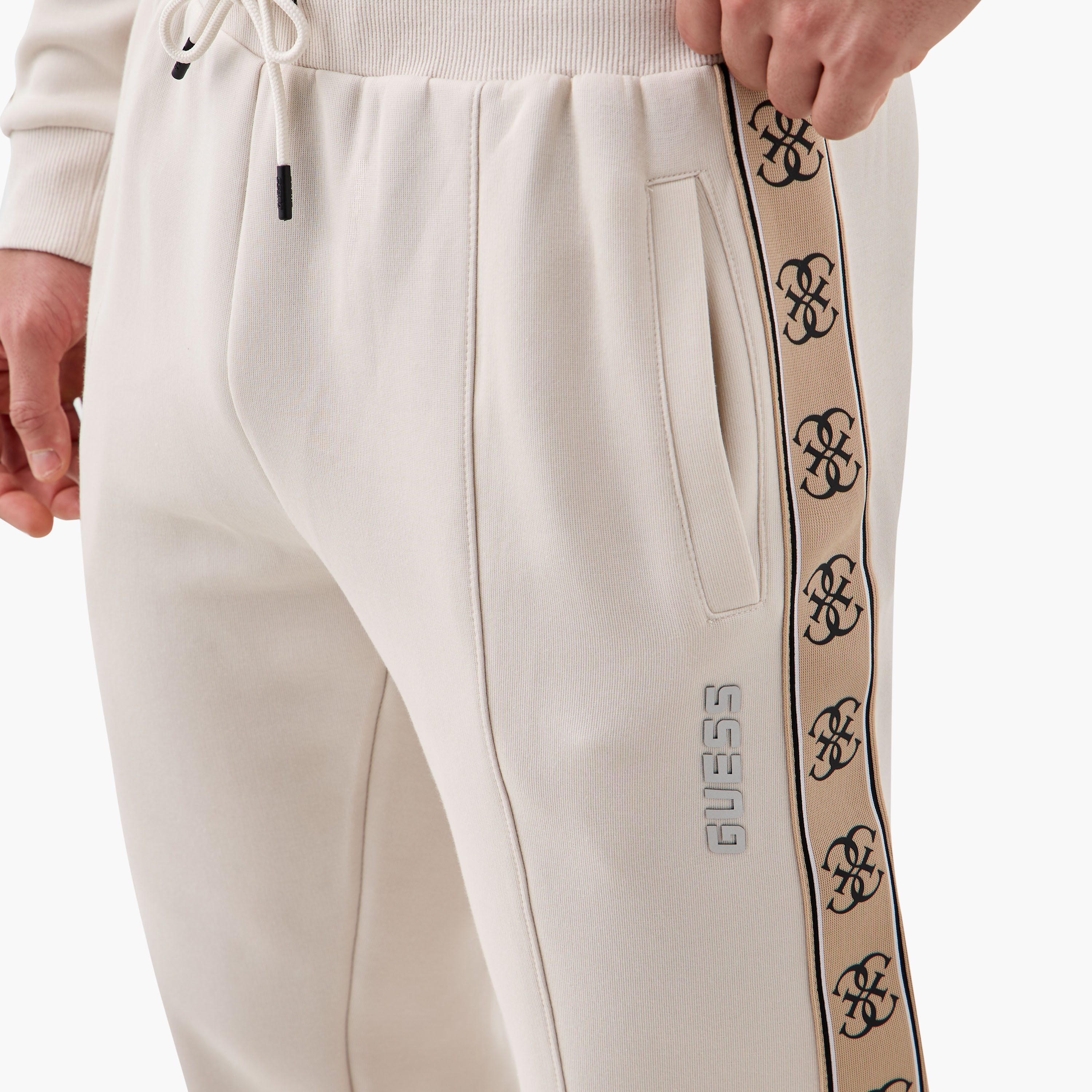 بنطلون رياضي بتفاصيل شريط ورباط إغلاق وجيوب من جيس-men-clothing-bottoms-joggers-image-9