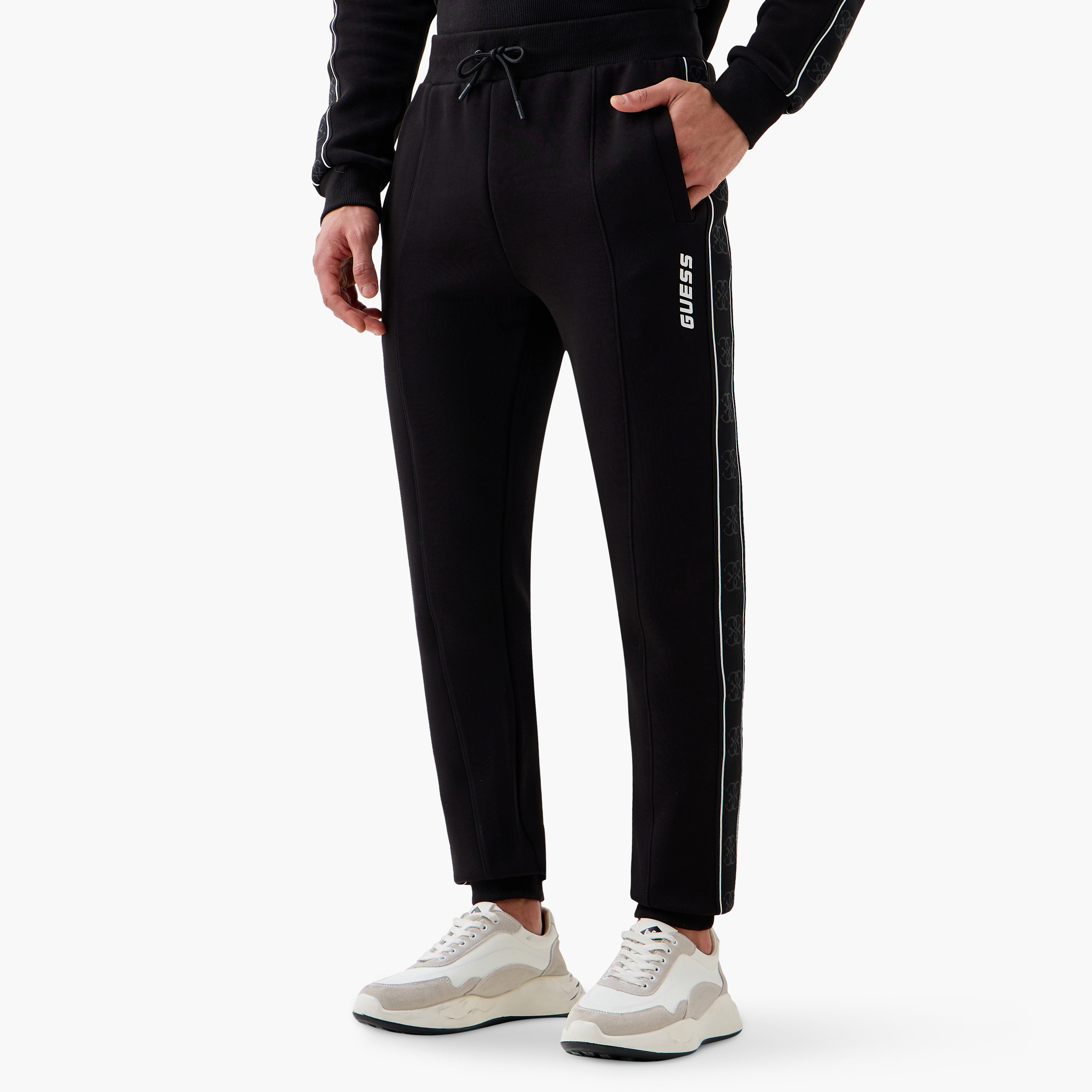 بنطلون رياضي بتفاصيل شريط ورباط إغلاق وجيوب من جيس-men-clothing-bottoms-joggers-image-1
