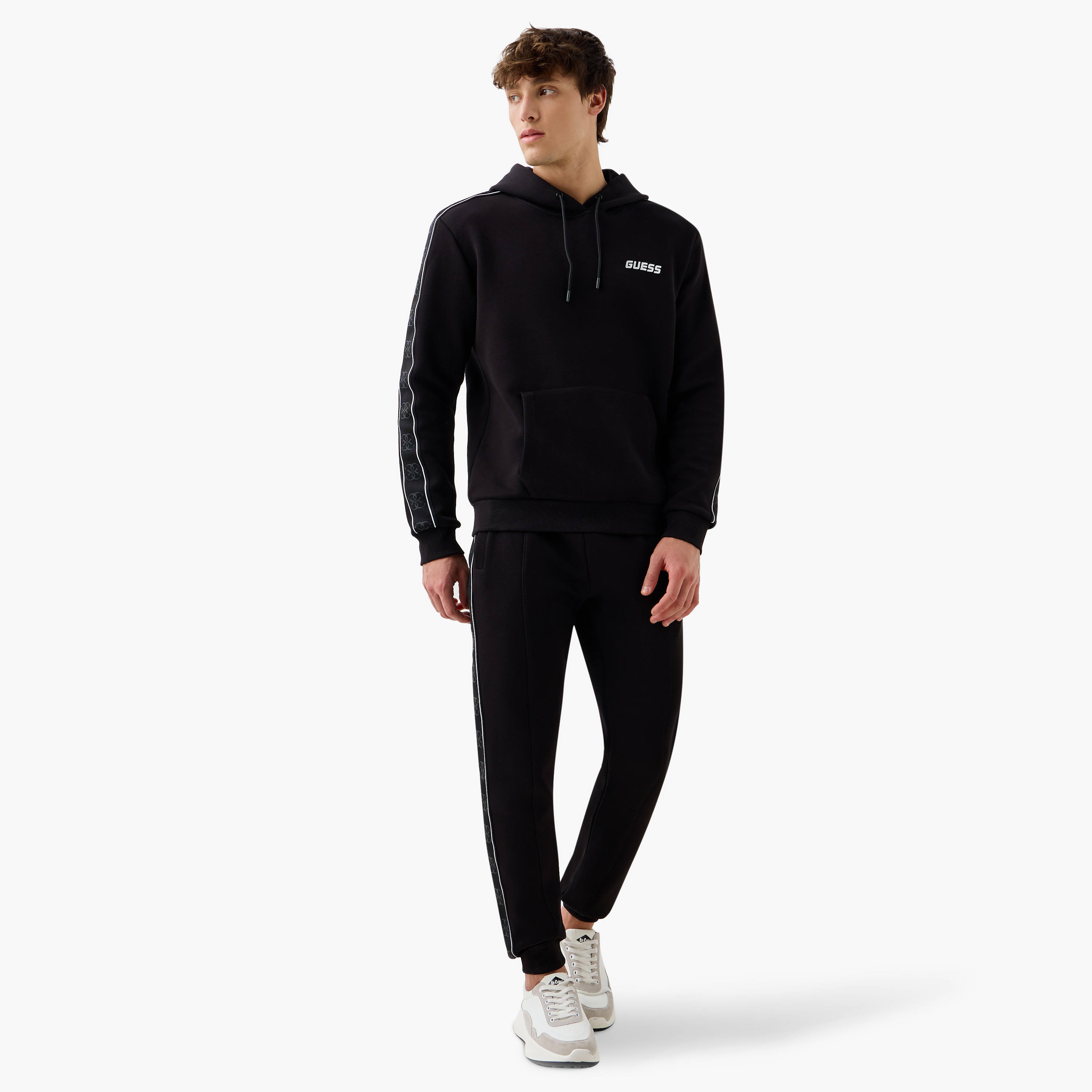 بنطلون رياضي بتفاصيل شريط ورباط إغلاق وجيوب من جيس-men-clothing-bottoms-joggers-image-2