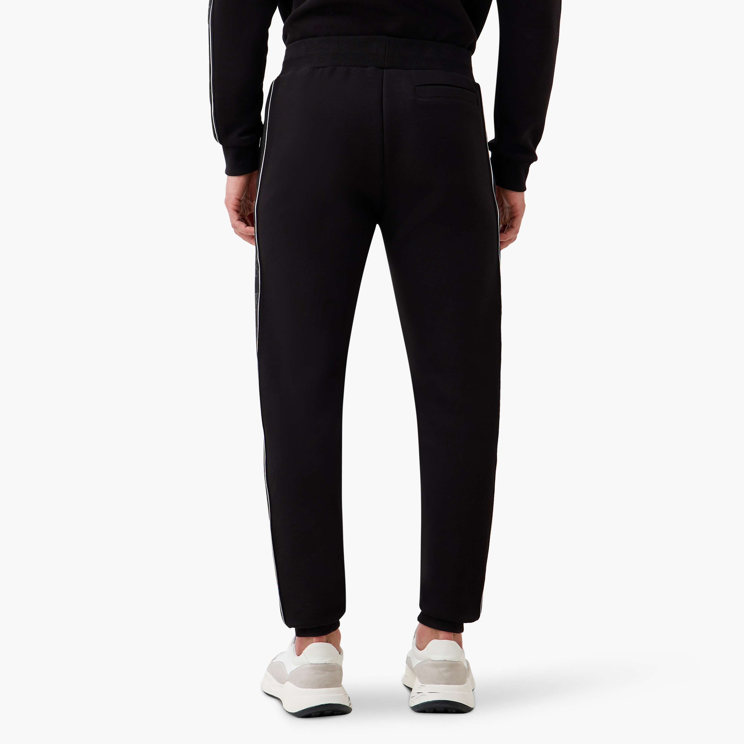 بنطلون رياضي بتفاصيل شريط ورباط إغلاق وجيوب من جيس-men-clothing-bottoms-joggers-image-3
