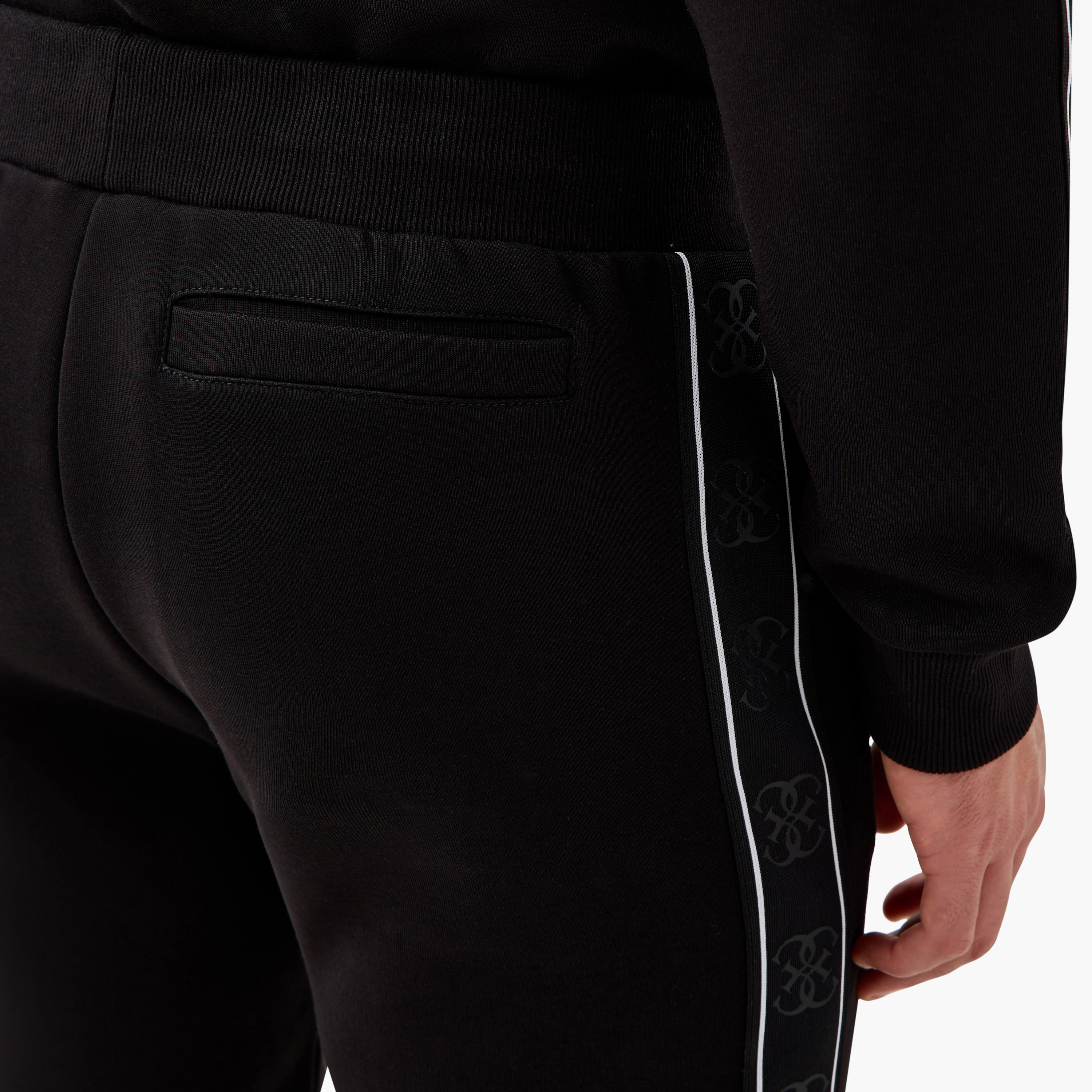 بنطلون رياضي بتفاصيل شريط ورباط إغلاق وجيوب من جيس-men-clothing-bottoms-joggers-image-5