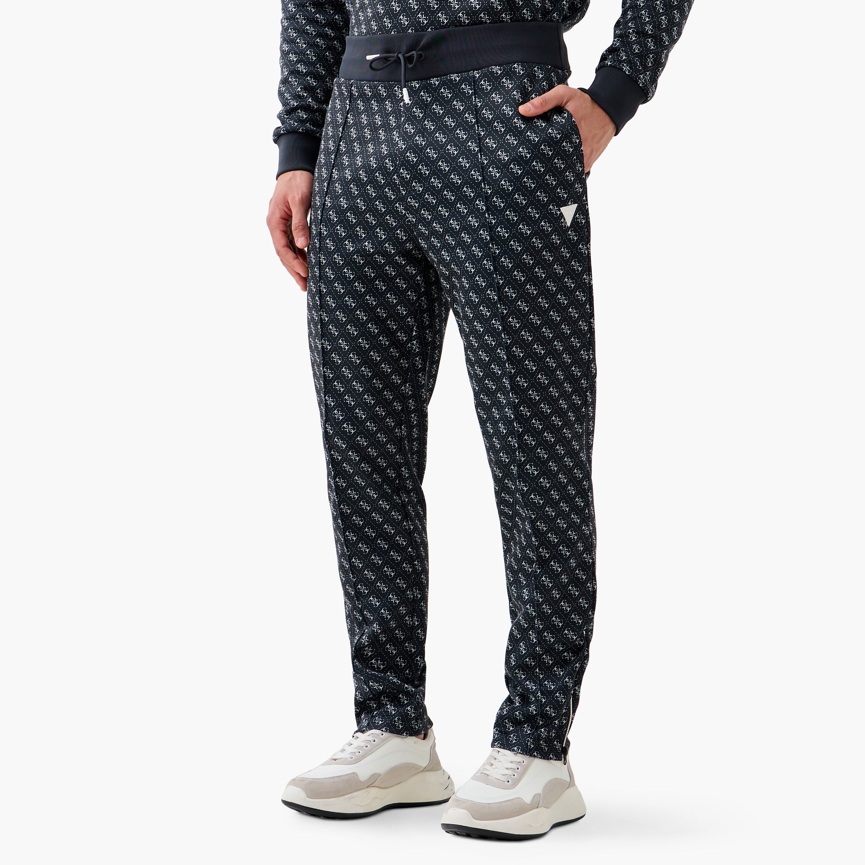 بنطلون رياضي برباط إغلاق وجيوب وطبعات من جيس-men-clothing-bottoms-joggers-image-1