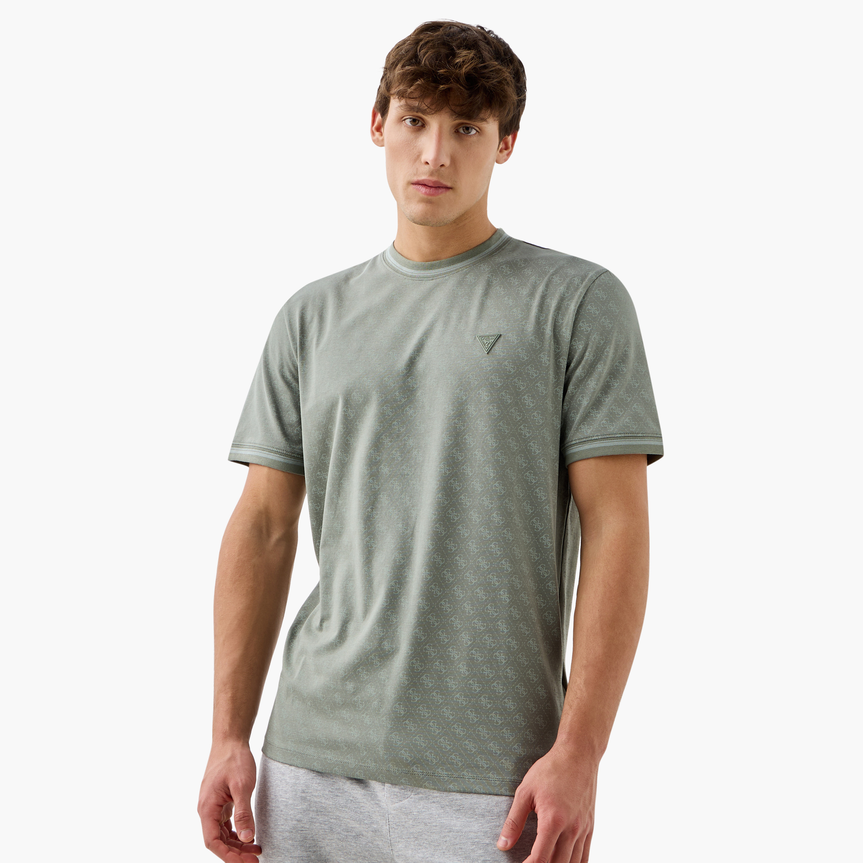 تيشيرت بياقة ضيقة وأكمام قصيرة وطبعات مونوجرام من جيس-men-clothing-tshirtsandpolos-tshirts-image-1