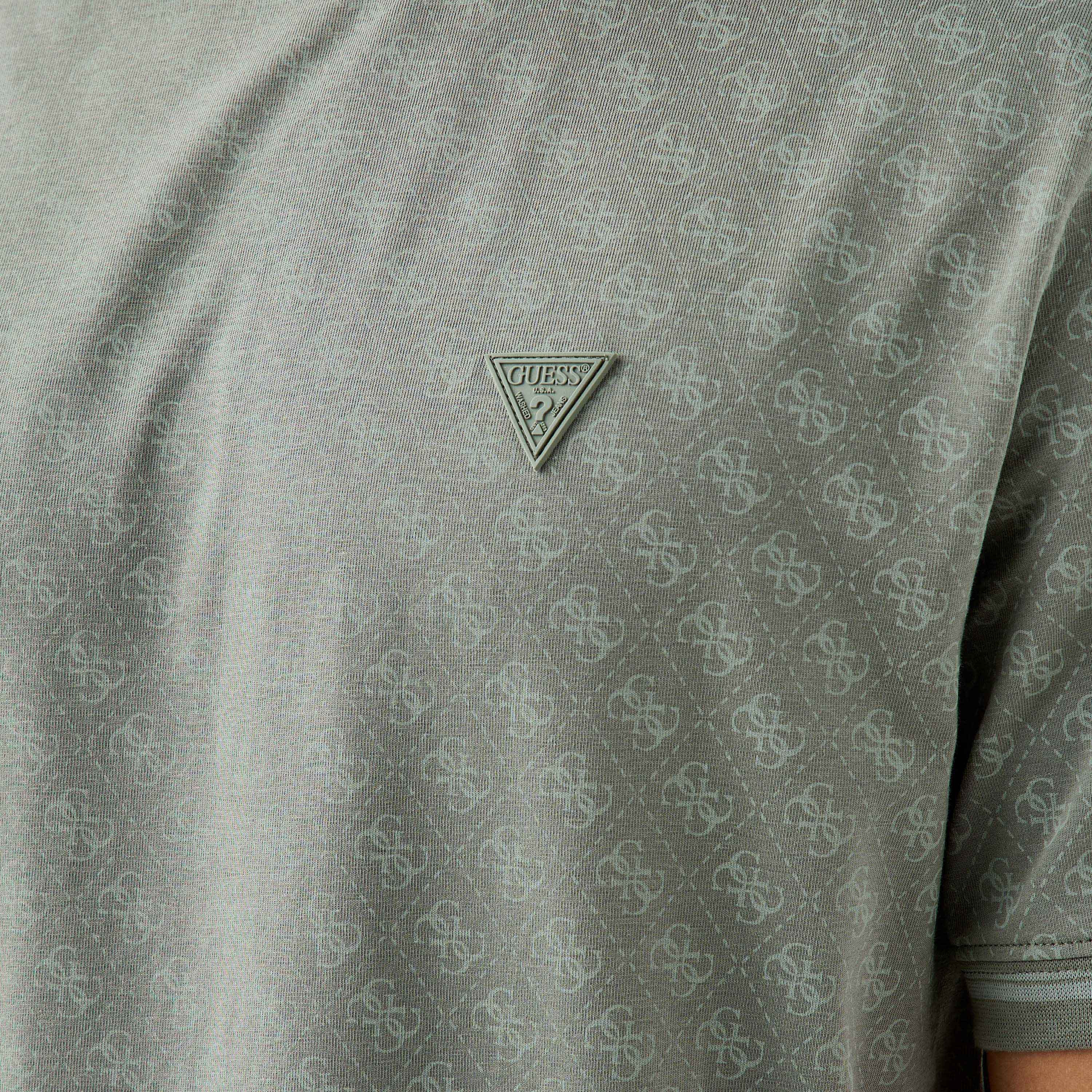 تيشيرت بياقة ضيقة وأكمام قصيرة وطبعات مونوجرام من جيس-men-clothing-tshirtsandpolos-tshirts-image-5