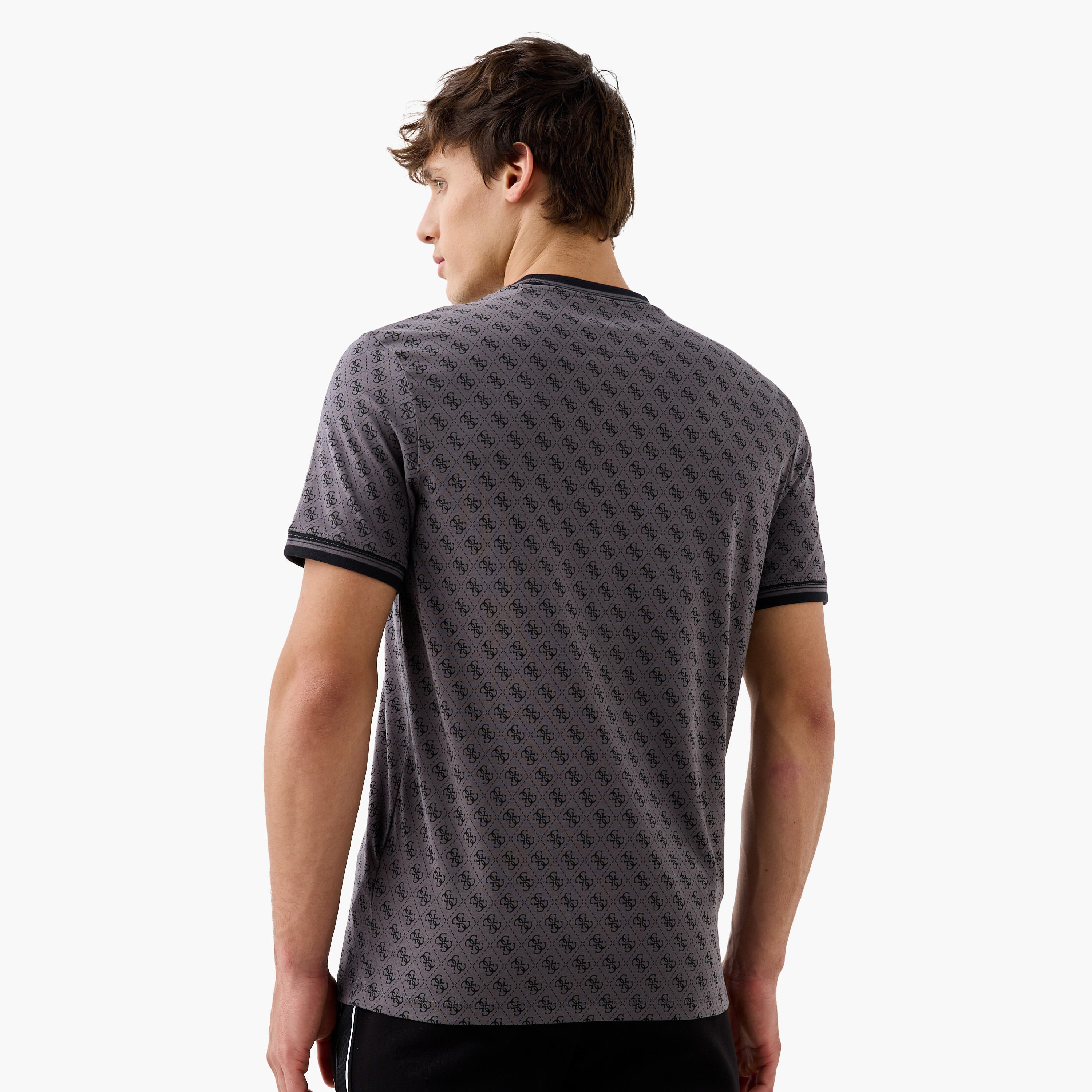 تيشيرت بياقة ضيقة وأكمام قصيرة وطبعات مونوجرام من جيس-men-clothing-tshirtsandpolos-tshirts-image-8