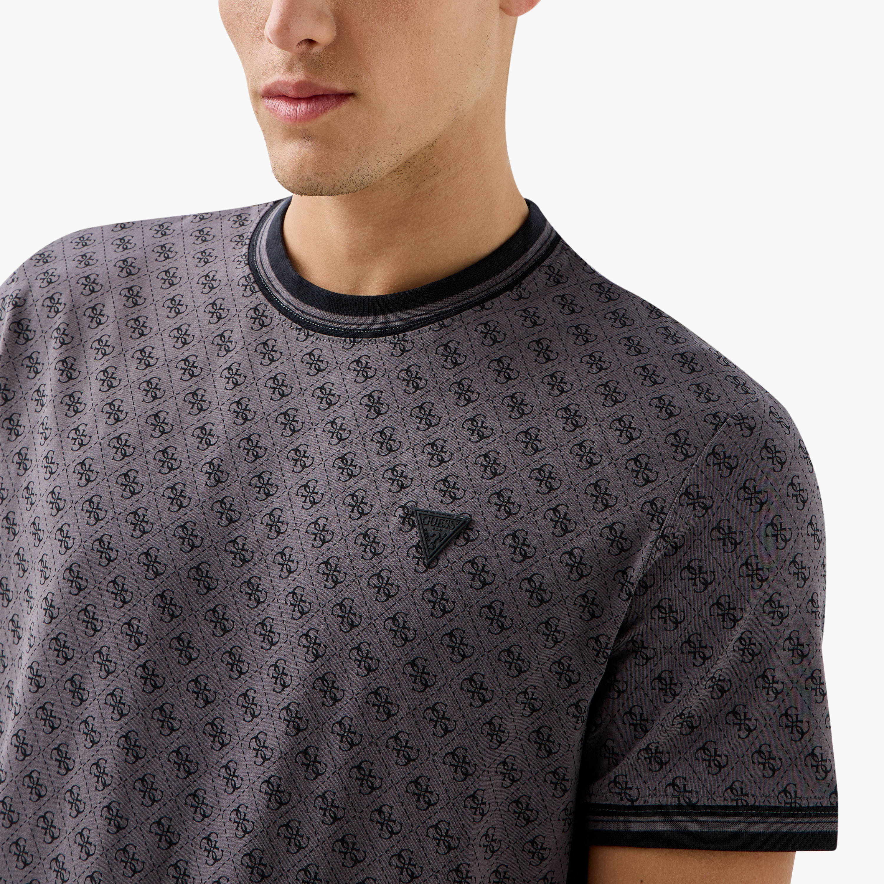 تيشيرت بياقة ضيقة وأكمام قصيرة وطبعات مونوجرام من جيس-men-clothing-tshirtsandpolos-tshirts-image-9