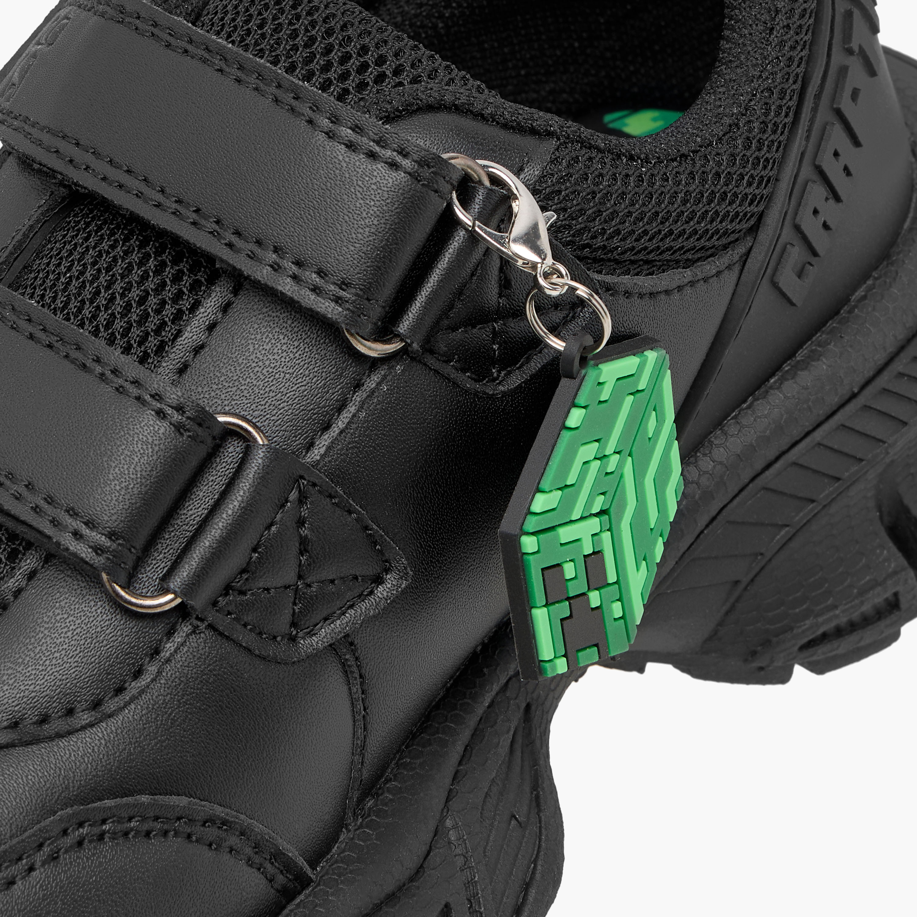 حذاء مدرسي بشريط إغلاق لاصق ونقوش الشعار من ماينكرافت-girls-shoes-schoolshoes-image-6