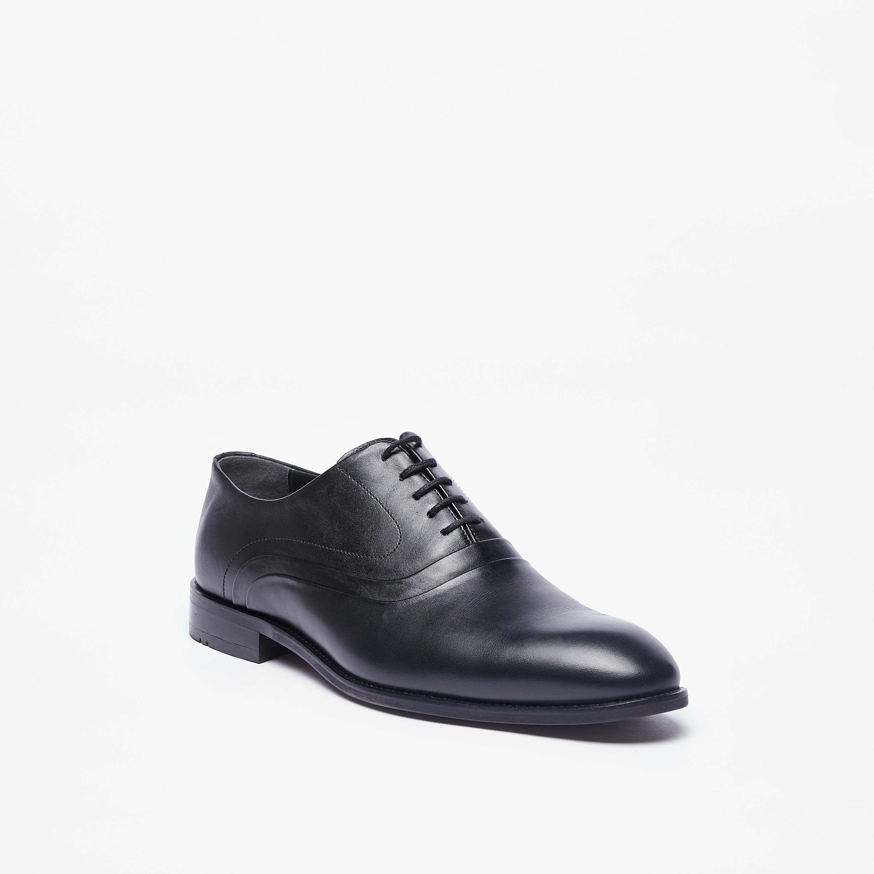 Buy Men s Duchini Men s Solid Lace Up Oxford Shoes Online Centrepoint Oman