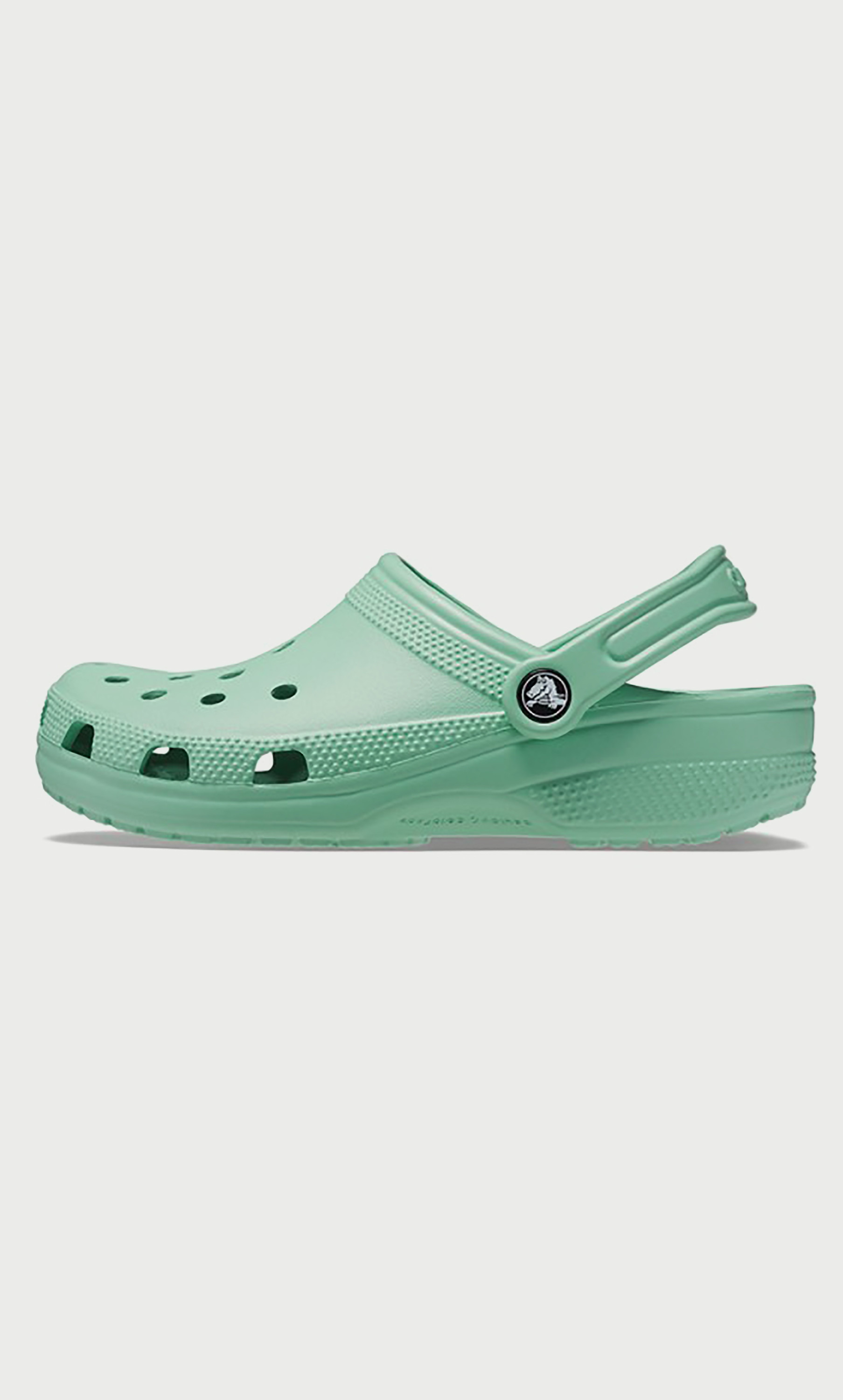 قبقاب كلاسيكي من كروكس للجنسين مزين بفتحات مع حزام خلفي-women-shoes-sandals-flats-image-17