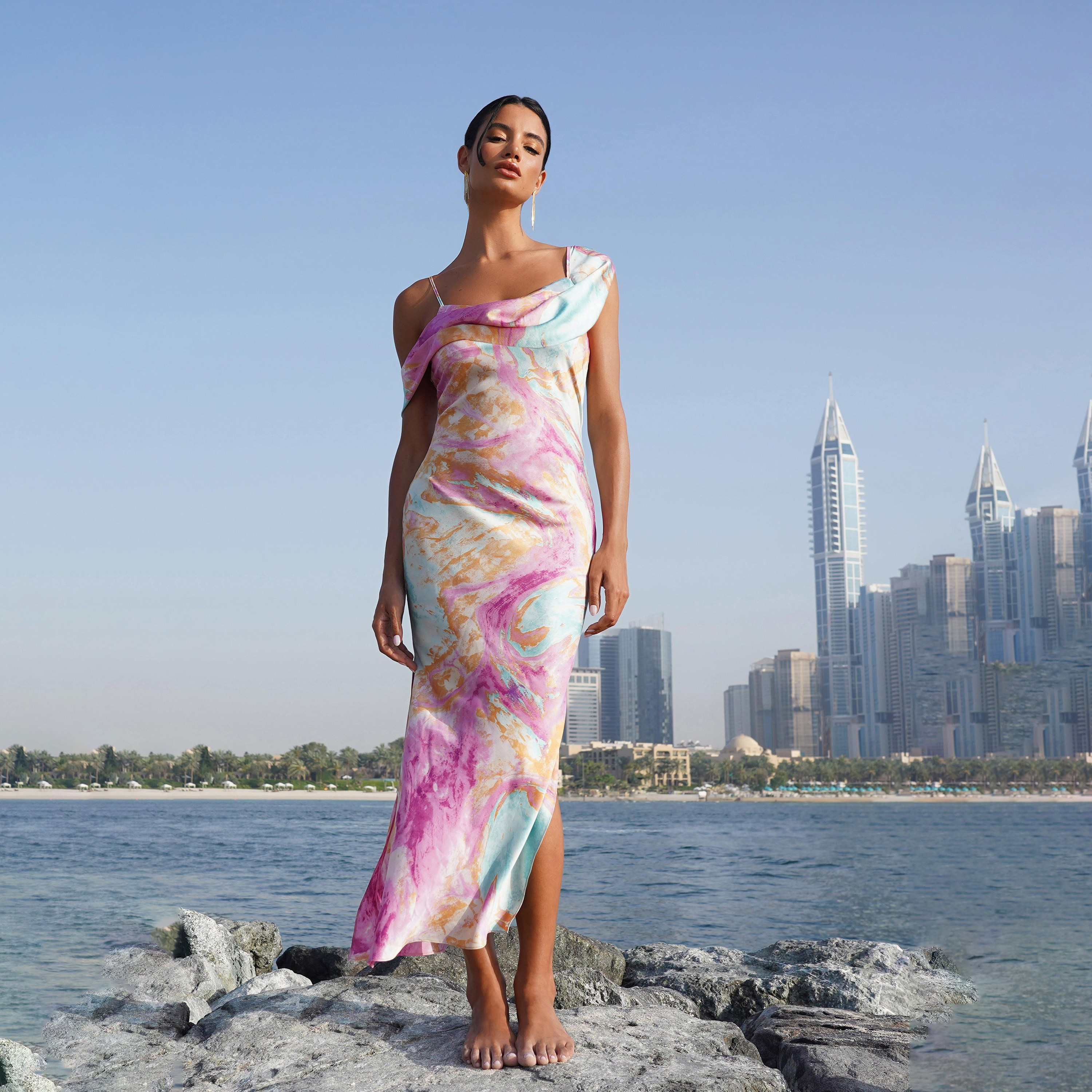فستان سهرة ميداكسي بكتف كاول رخامي من الساتان الوردي من كويز-women-clothing-dresses-image-3