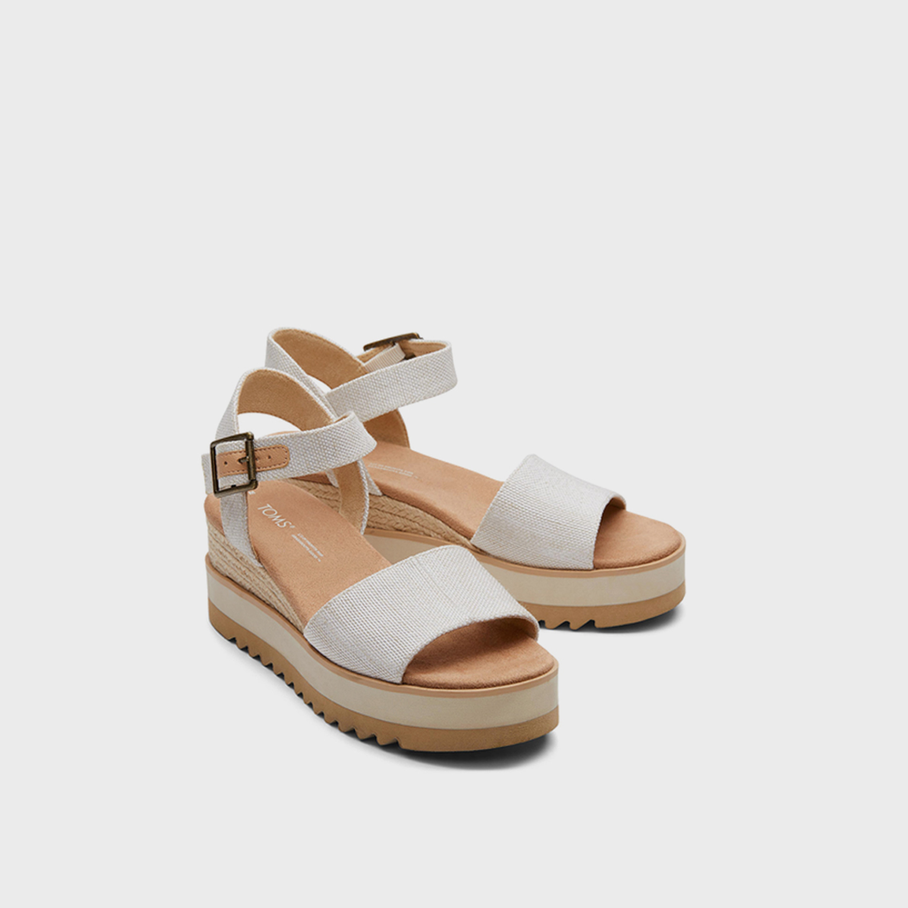تومز-  حذاء بكعب إسفيني وإبزيم للنساء | 10021083-women-shoes-sandals-heeled-image-1