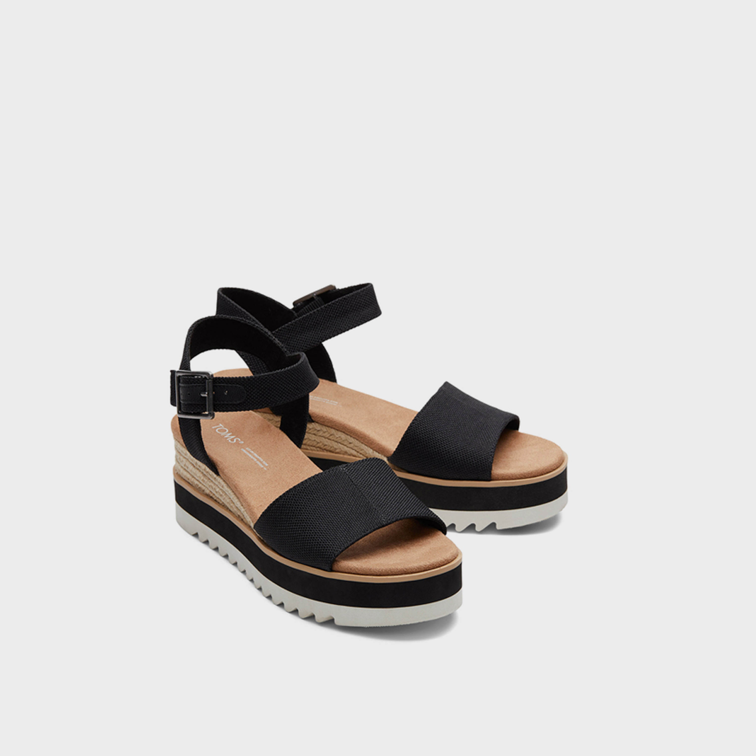 تومز-  حذاء بكعب إسفيني  وإبزيم للنساء | 10021084-women-shoes-sandals-heeled-image-1