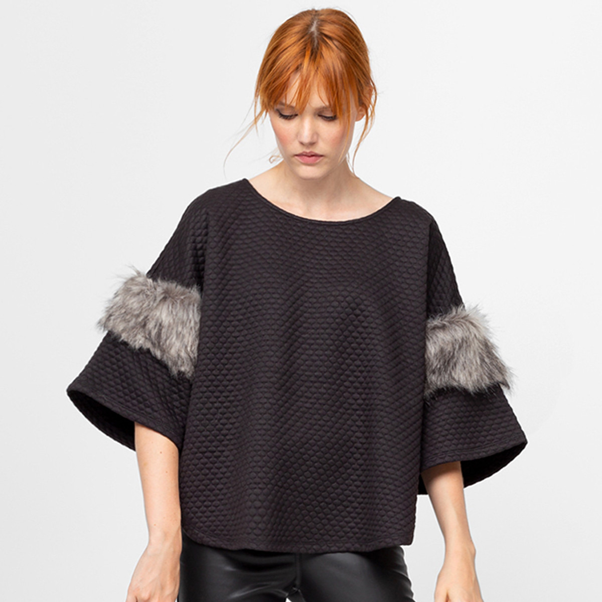 سويت شيرت بارز الملمس بياقة مستديرة وأكمام بتفاصيل فرو من رينا-women-clothing-cardigansandjumpers-cardigans-image-1