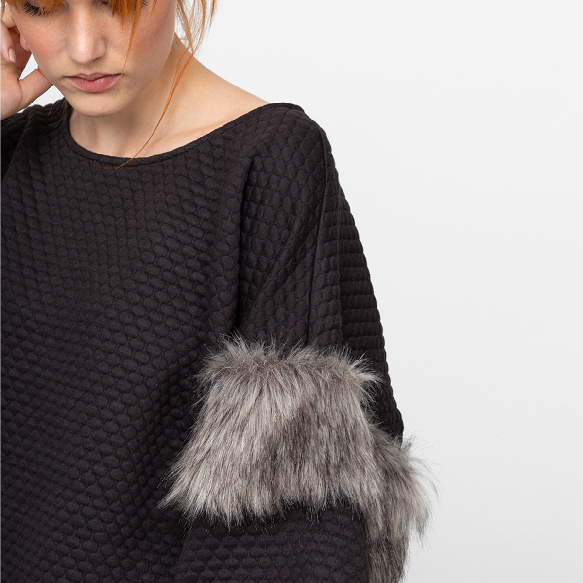 سويت شيرت بارز الملمس بياقة مستديرة وأكمام بتفاصيل فرو من رينا-women-clothing-cardigansandjumpers-cardigans-image-3
