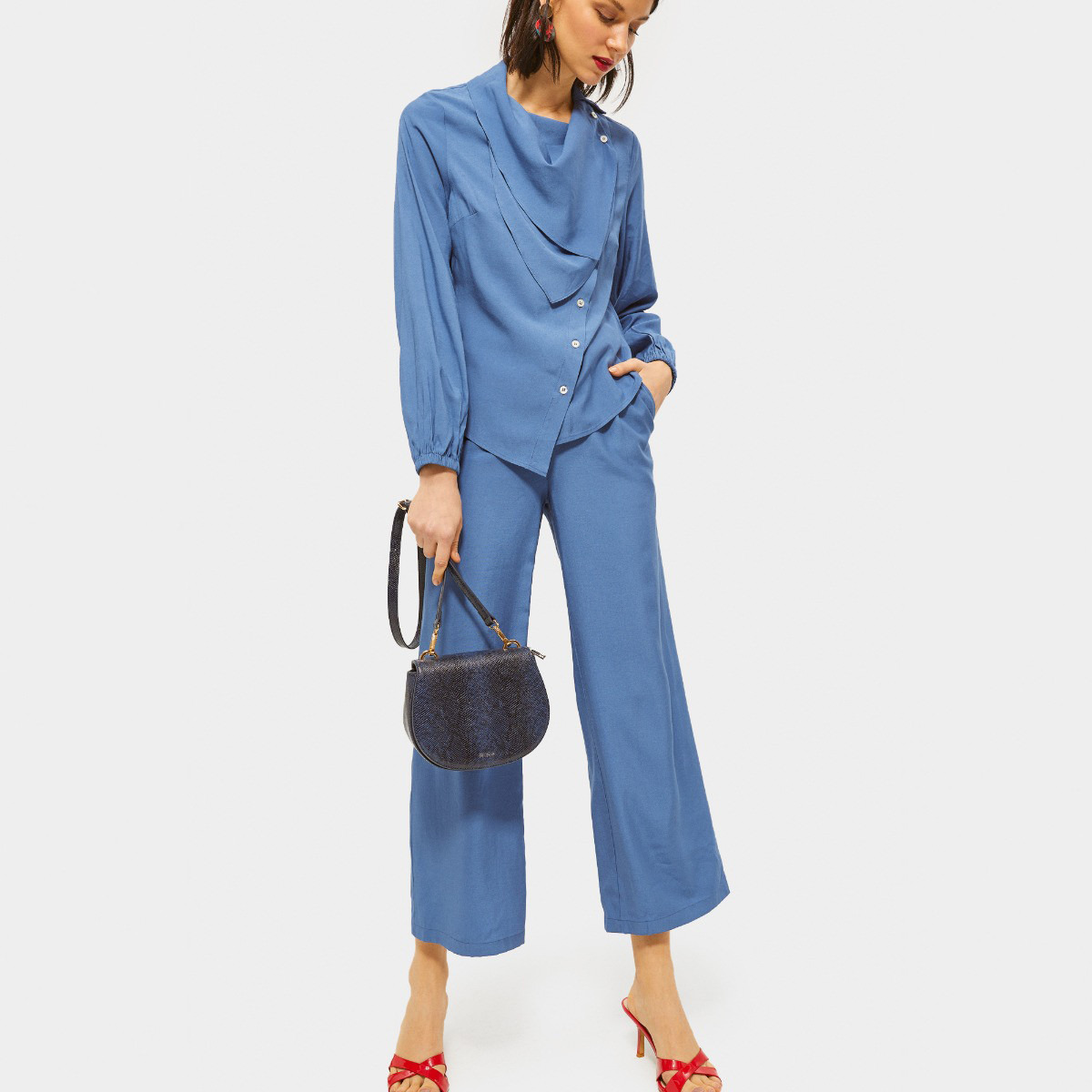 بنطلون بلازو سادة واسع بخصر متوسط الارتفاع وجيوب وأربطة من رينا-women-clothing-bottoms-trousers-image-2