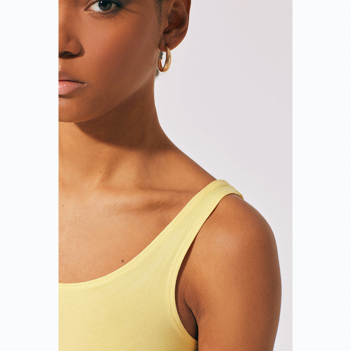 فيست دون أكمام سادة بياقة عميقة من رينا-women-clothing-tshirts-image-2