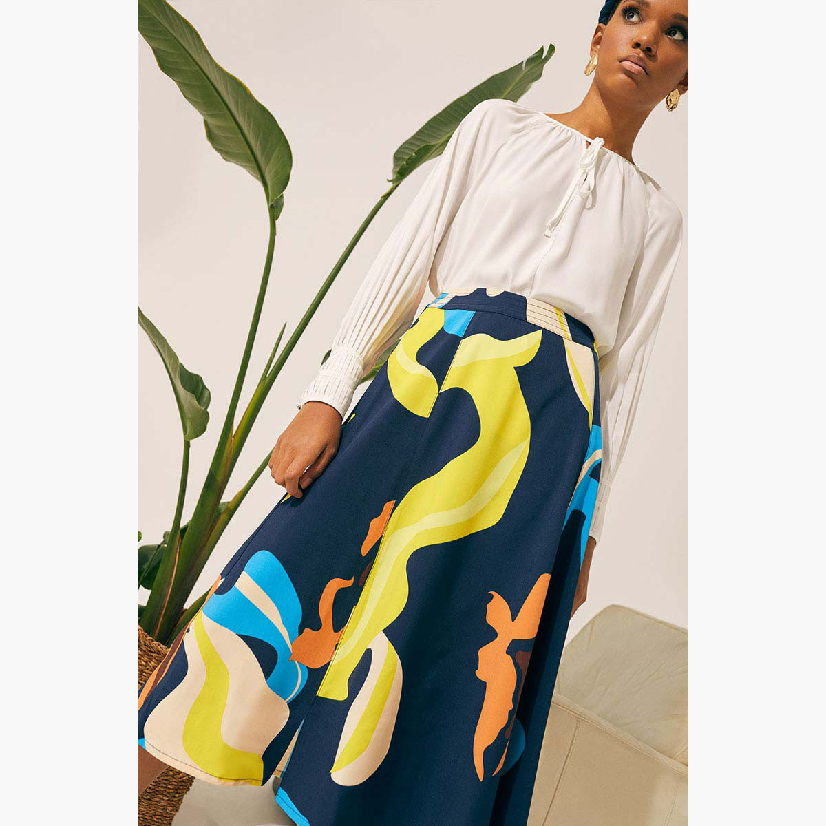تنورة إيه لاين بطبعات وتفاصيل فتحة من رينا-women-clothing-bottoms-skirts-image-3
