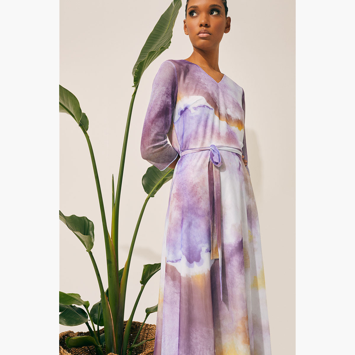 فستان بياقة v وطبعات وخصر برباط وأكمام 3/4 من رينا-women-clothing-dresses-image-2