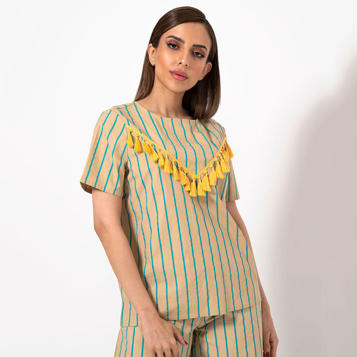 بلوزة مخططة بياقة دائرية وأكمام قصيرة وزينة شُرّابات من رينا-women-clothing-shirtsandblouses-blouses-image-1