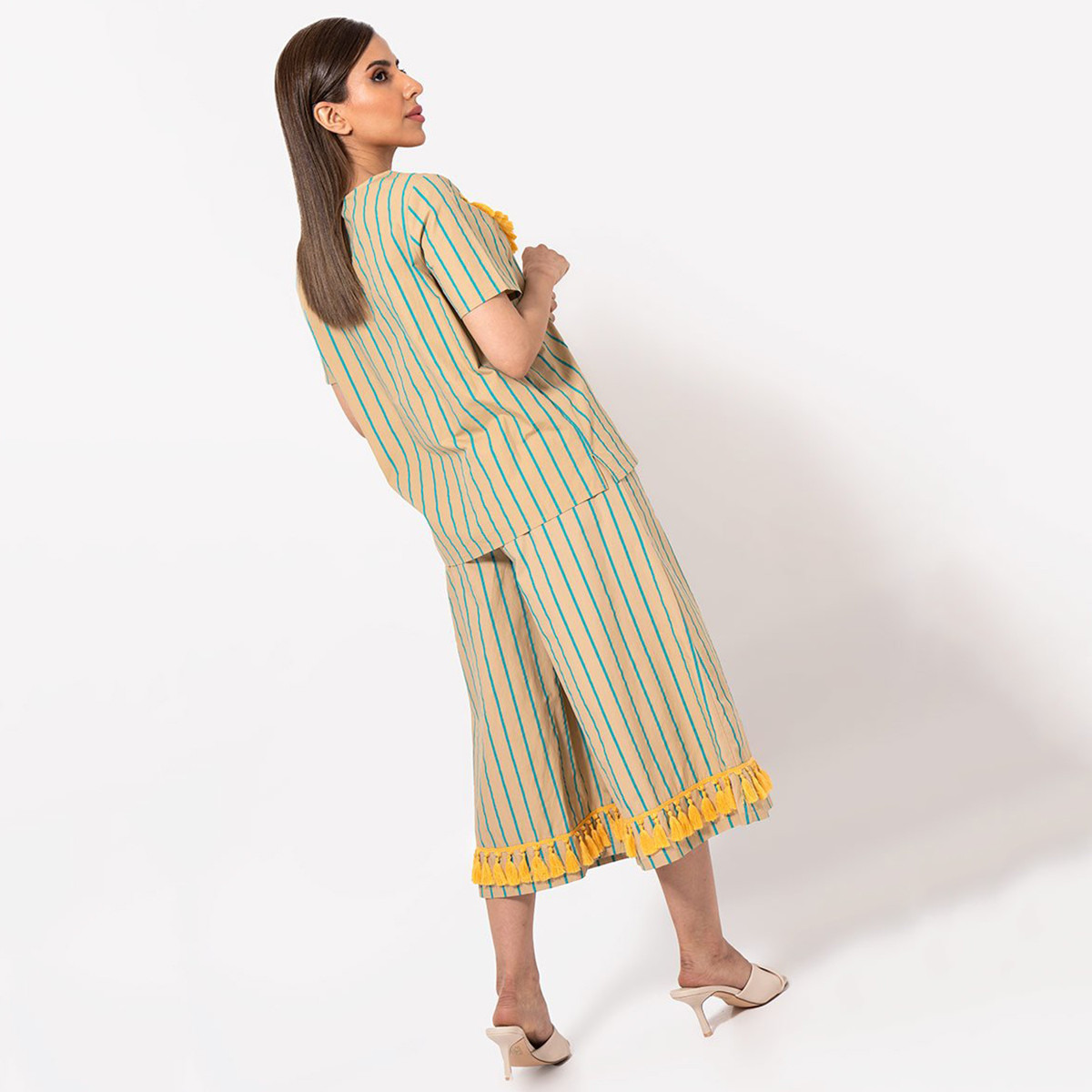 بلوزة مخططة بياقة دائرية وأكمام قصيرة وزينة شُرّابات من رينا-women-clothing-shirtsandblouses-blouses-image-2