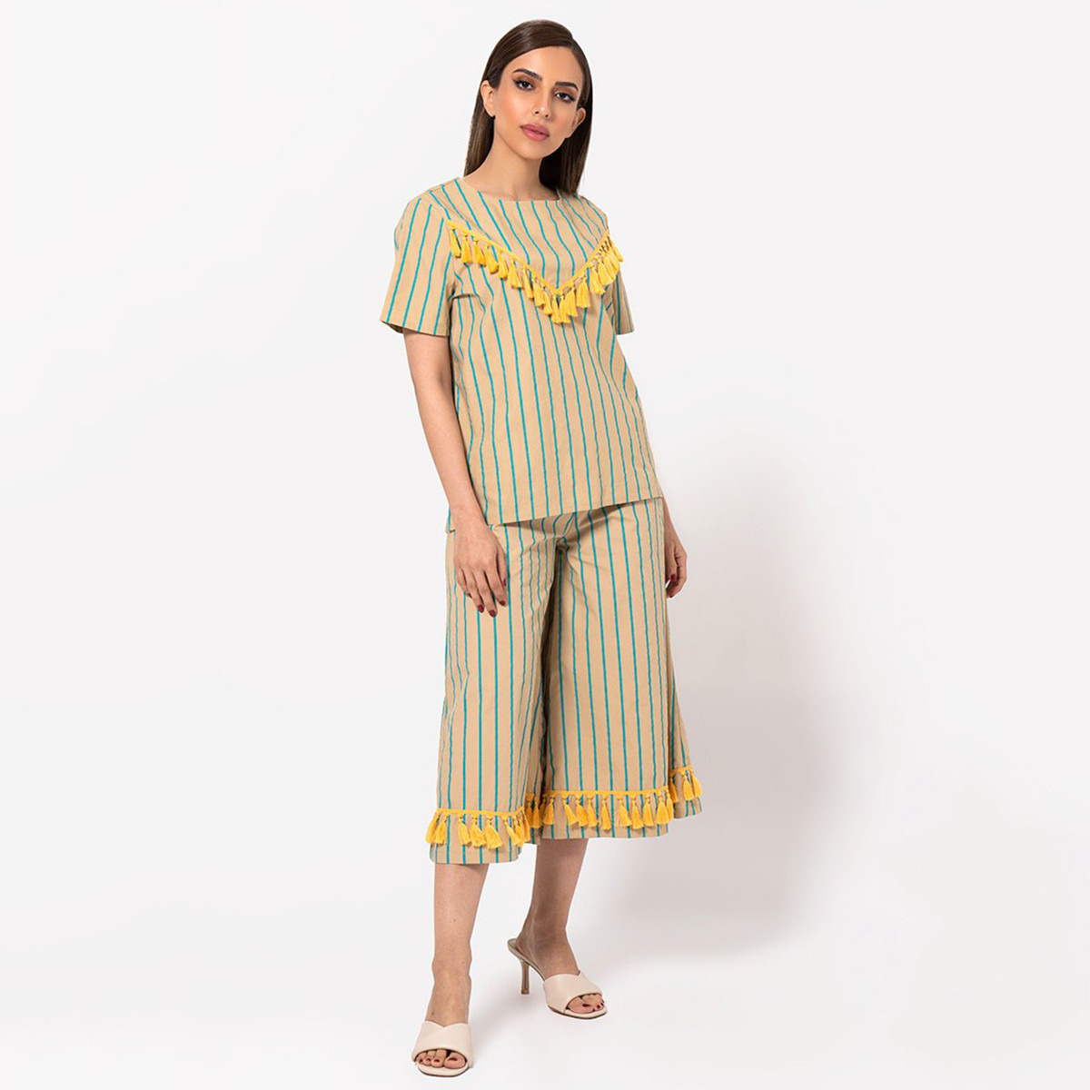 بلوزة مخططة بياقة دائرية وأكمام قصيرة وزينة شُرّابات من رينا-women-clothing-shirtsandblouses-blouses-image-3