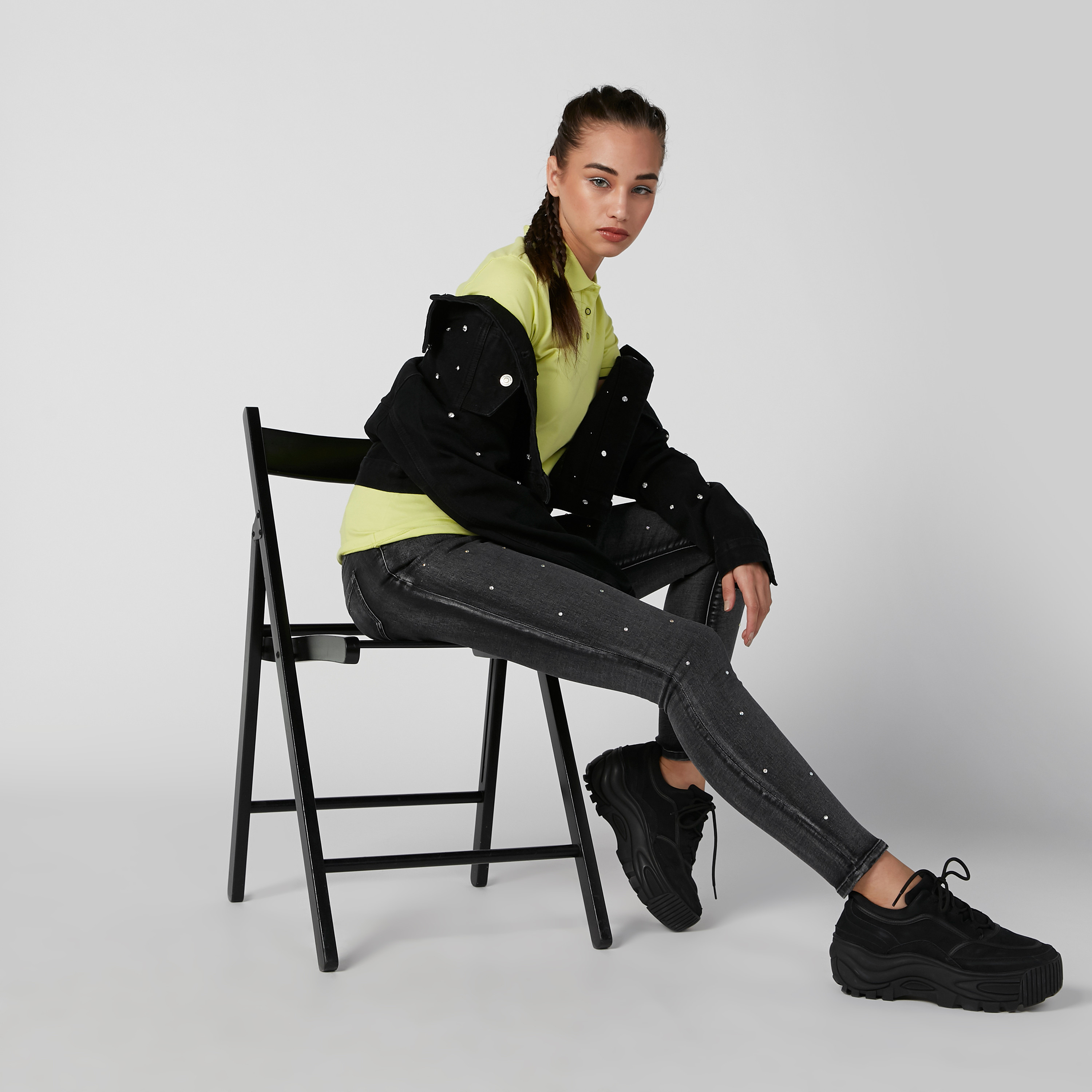 جاكيت دينم مزيّن بأكمام طويلة وجيوب بطيّة على الصدر-women-winterwear-coatsandjackets-jackets-image-2