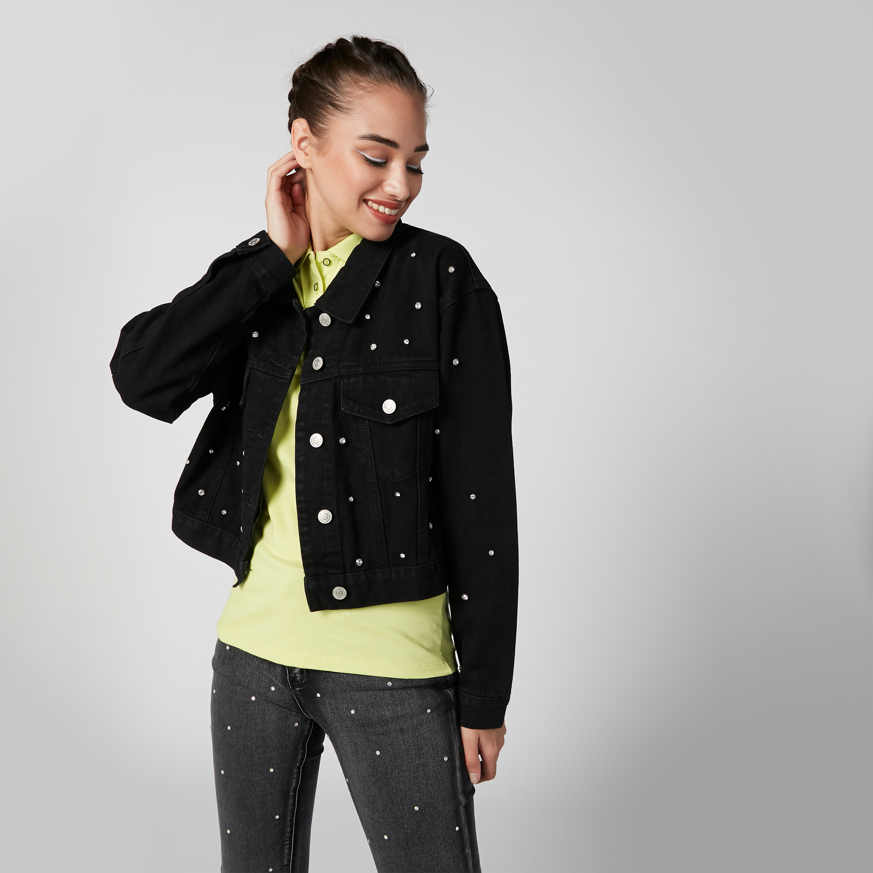 جاكيت دينم مزيّن بأكمام طويلة وجيوب بطيّة على الصدر-women-winterwear-coatsandjackets-jackets-image-1