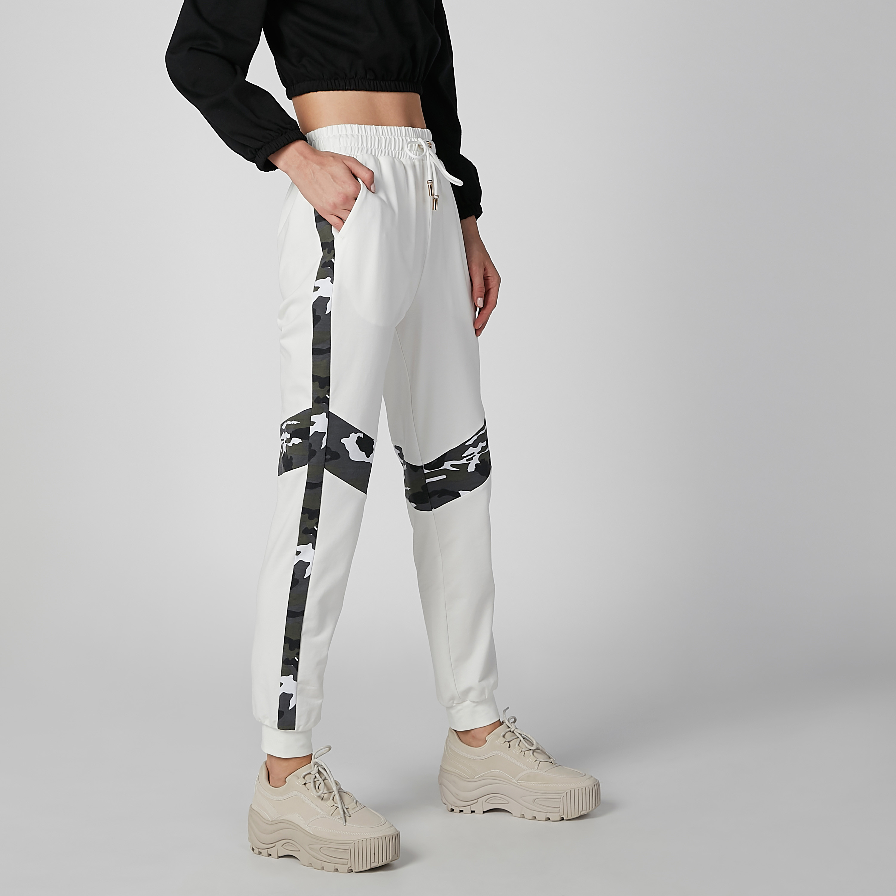 بنطال رياضي طويل برباط وجيوب وطبعات-women-clothing-bottoms-joggers-image-7