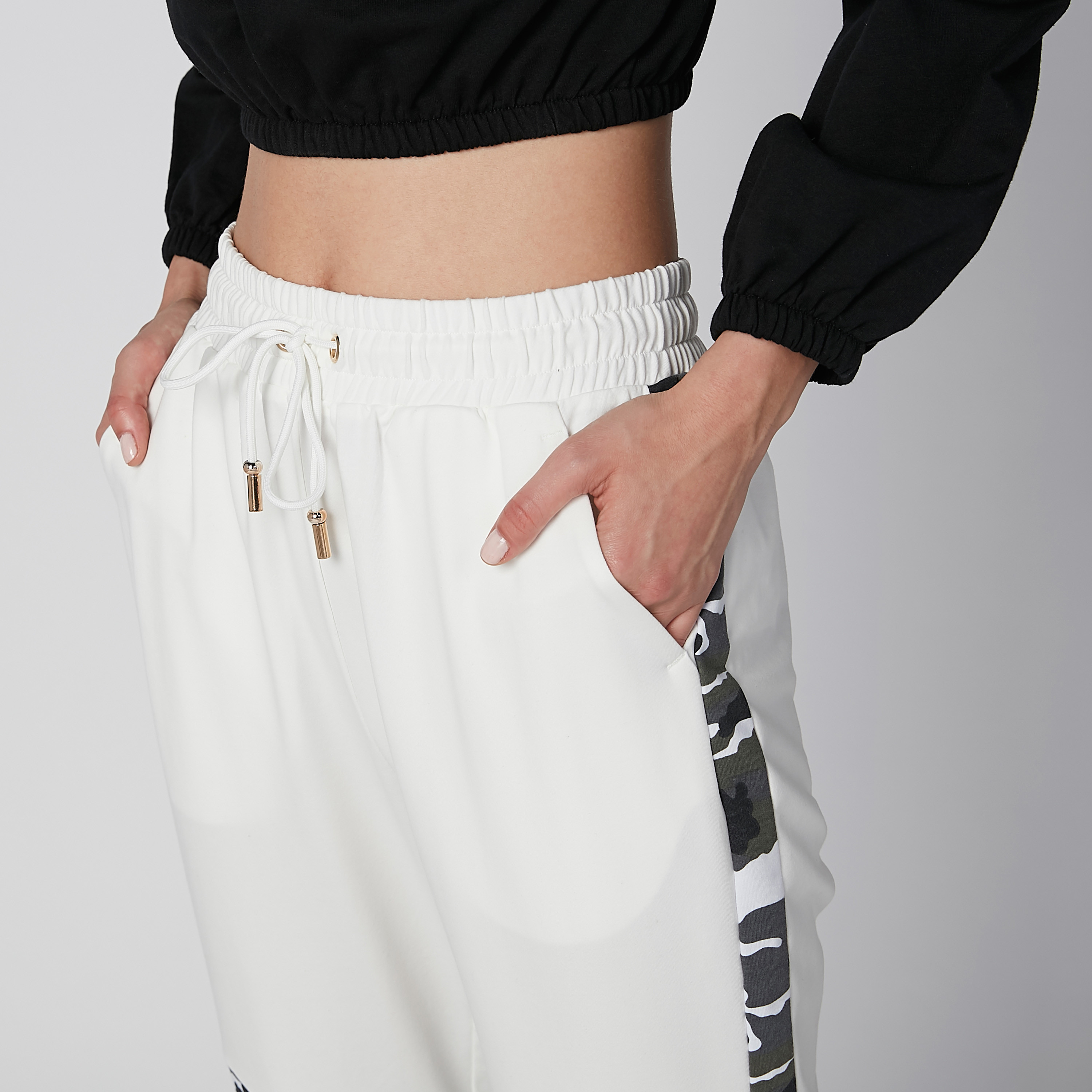 بنطال رياضي طويل برباط وجيوب وطبعات-women-clothing-bottoms-joggers-image-5