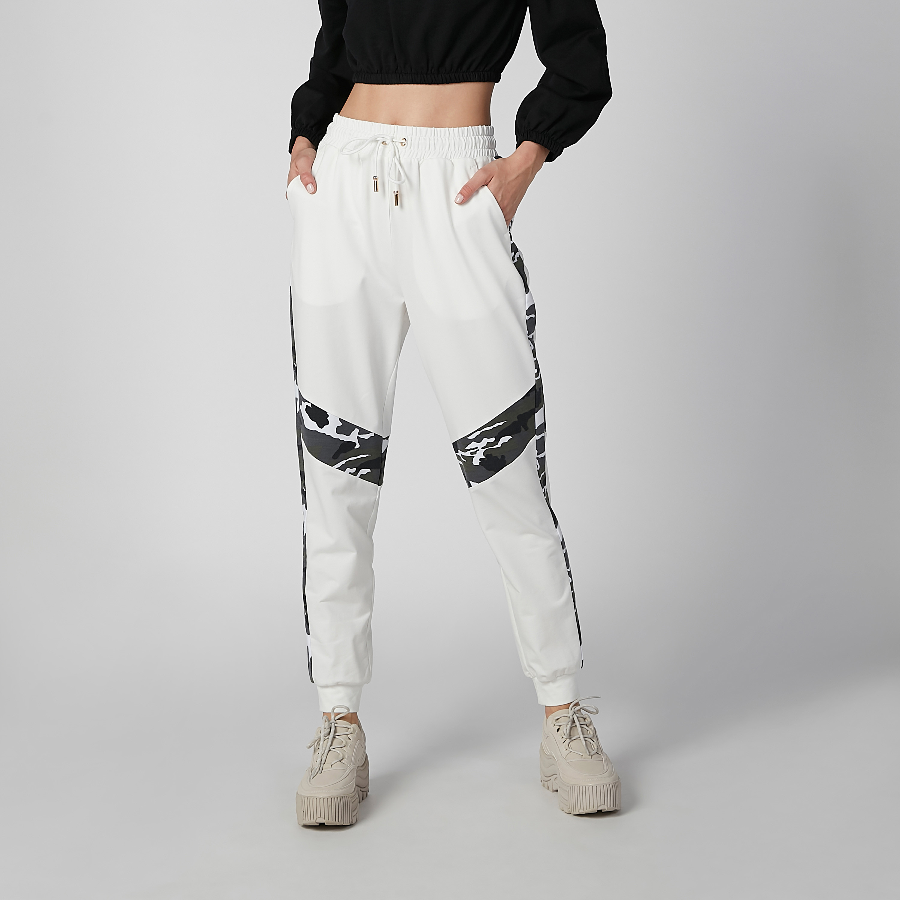 بنطال رياضي طويل برباط وجيوب وطبعات-women-clothing-bottoms-joggers-image-3