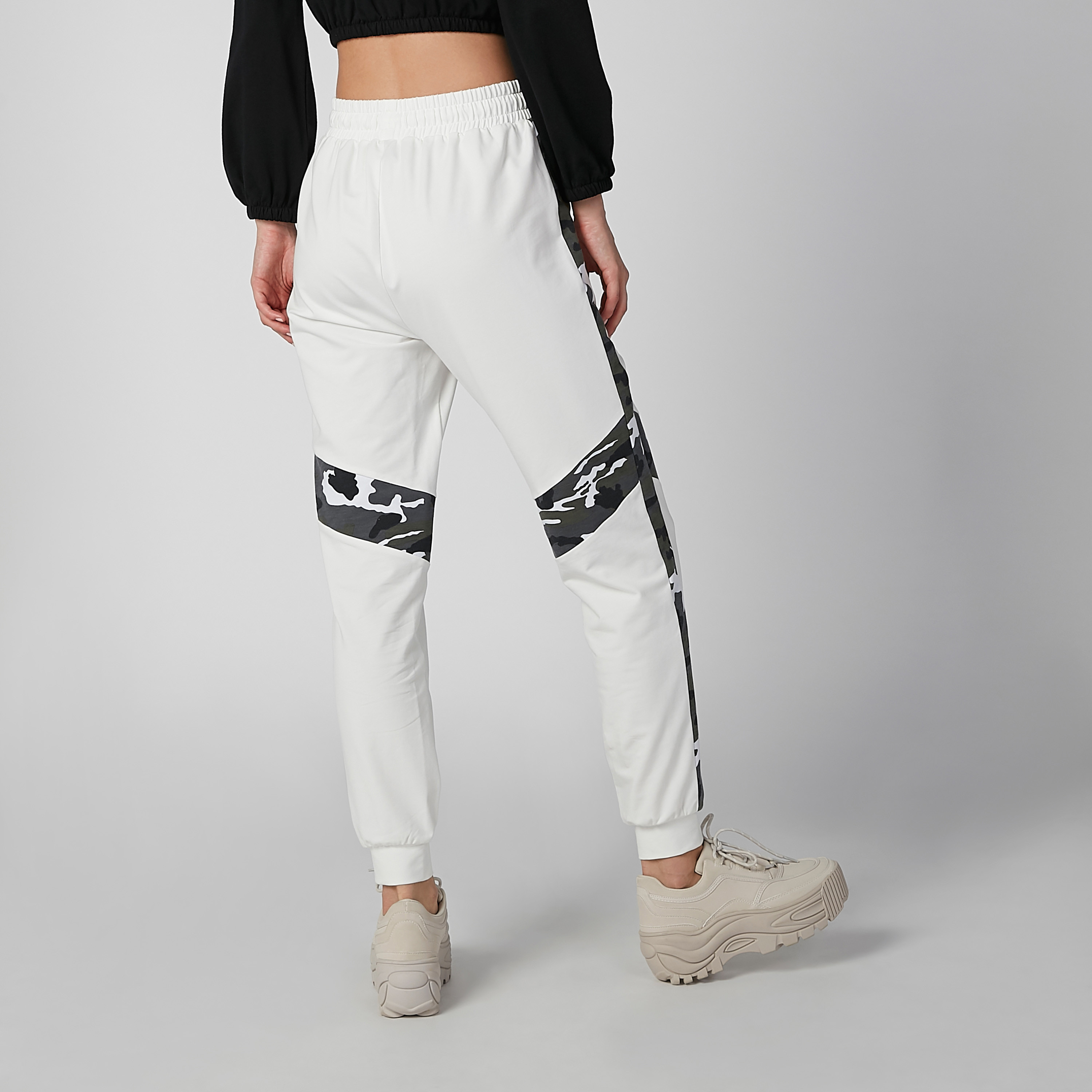 بنطال رياضي طويل برباط وجيوب وطبعات-women-clothing-bottoms-joggers-image-2